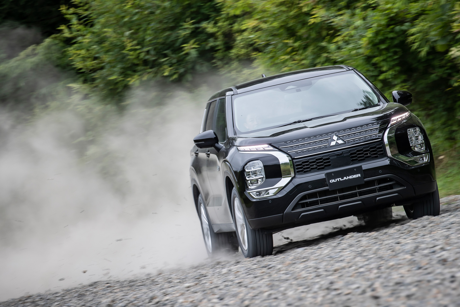 新型クロスオーバーSUV「アウトランダーPHEV」