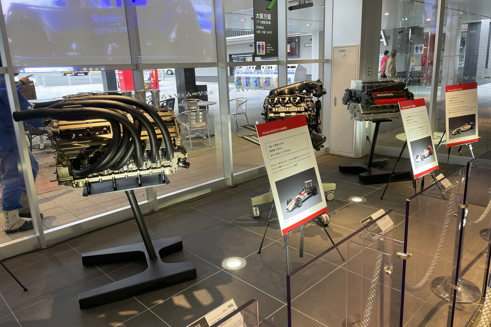 左から1968年RA301に搭載されたRA301E、1988年マクラーレン・ホンダMP4/4に搭載されたRA168E、2004年B.A.Rホンダ006に搭載されたRA004E