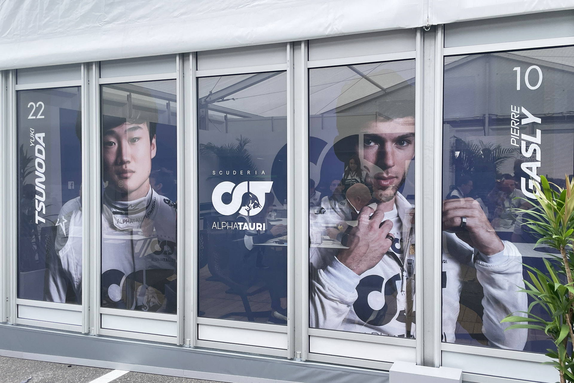 アルファタウリに角田とガスリーの写真