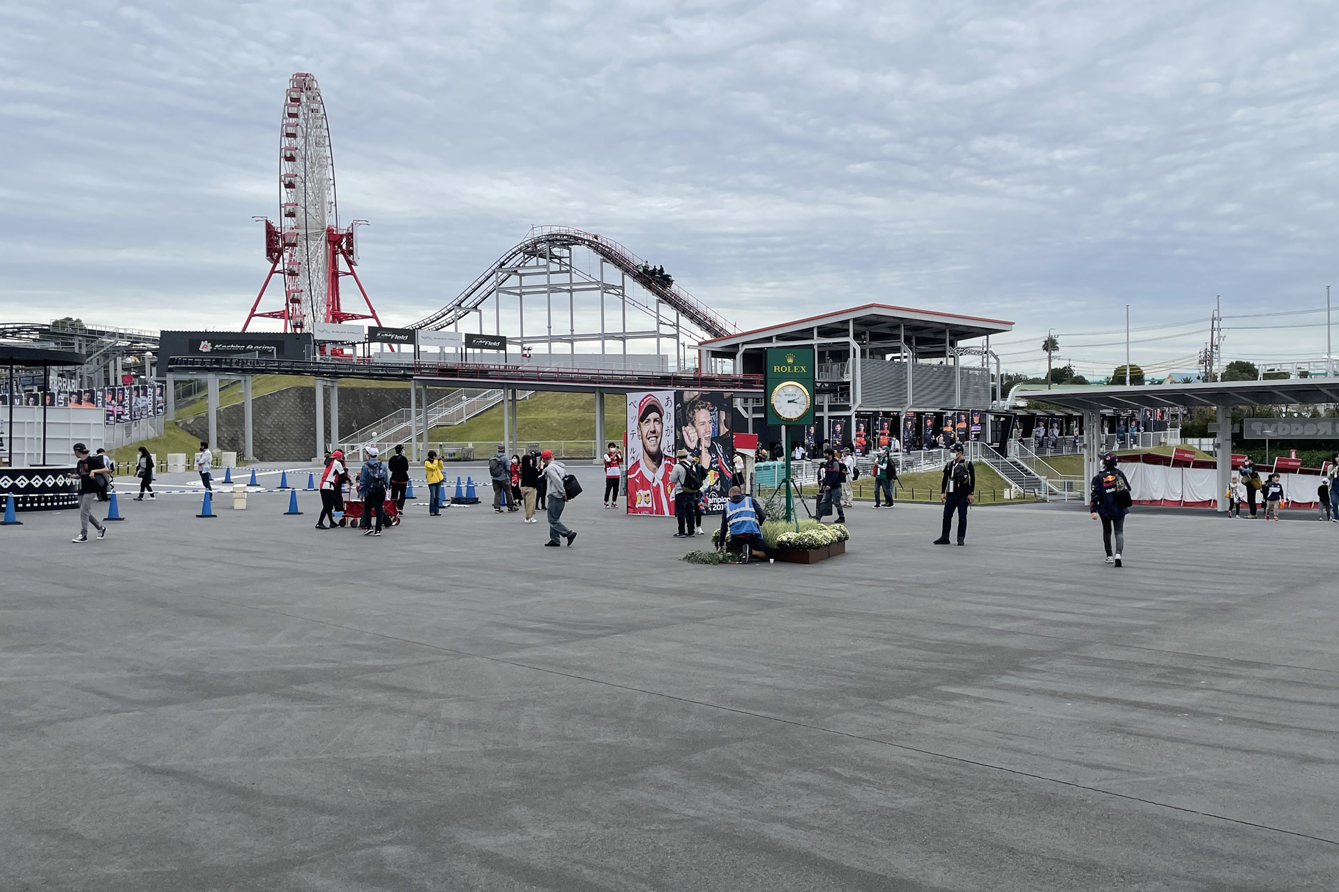 ピットウォークなどのイベントがないので人もまばら