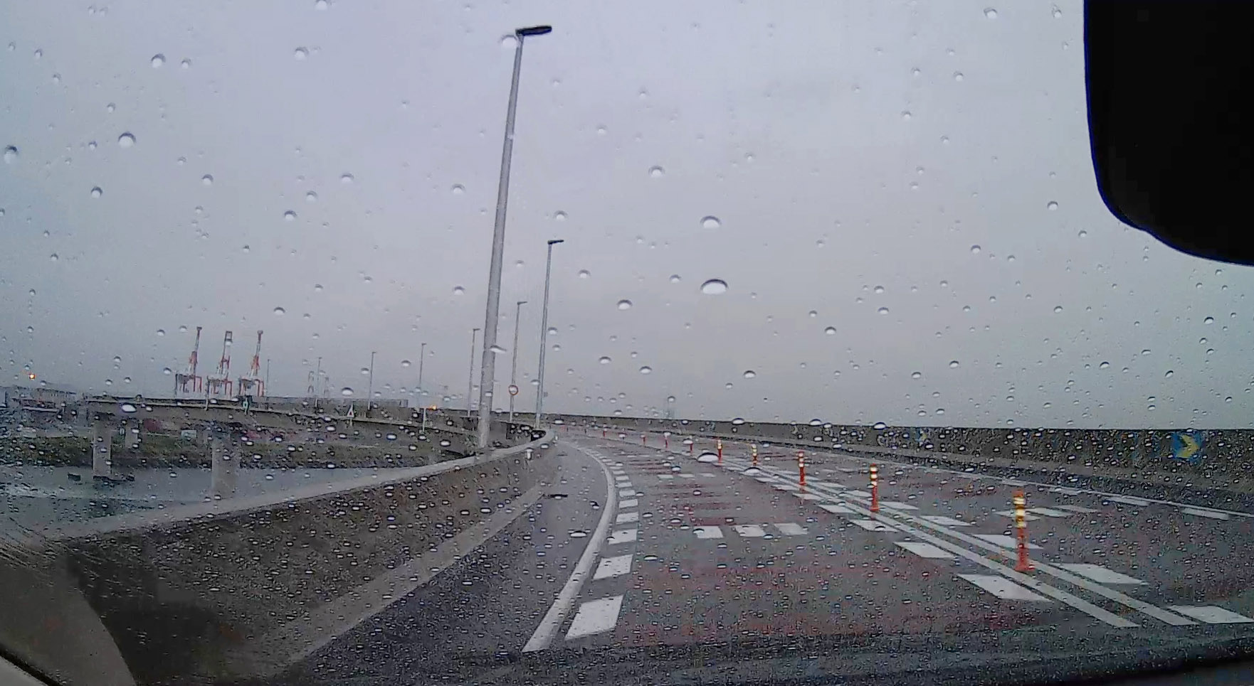 四日市・いなばポートラインを通過中。開通直後は頻繁に利用したが最近の利用頻度は4回に1回程度