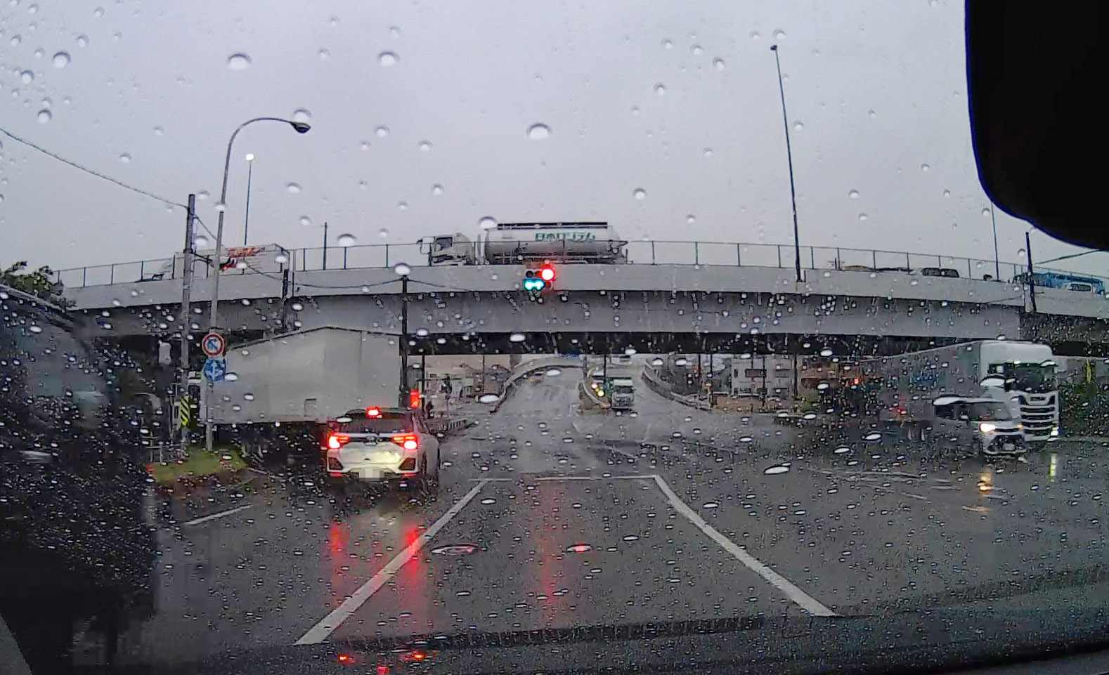 陸橋の上、国道23号は渋滞気味。左折すると国道23号に合流。この信号で待たされることが多いのもネック。ここまでみえ川越ICから8分。この日は直進して国道1号でホテルへ