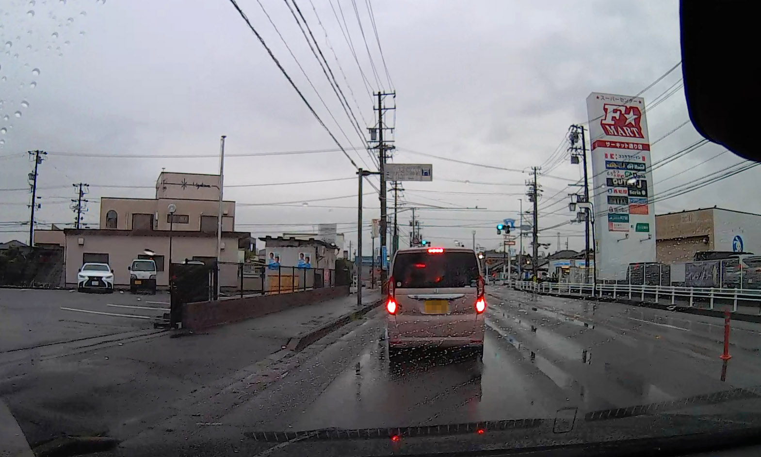 サーキット道路のF1マート前から渋滞