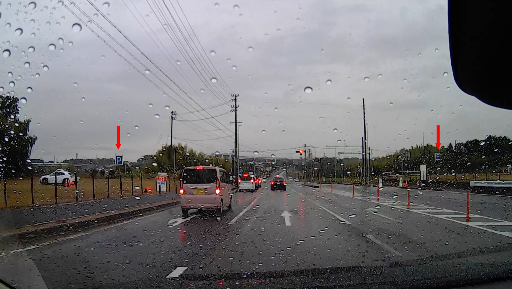 中勢バイパス手前。左右の民間駐車場はまだすいているように見える。レース終了後の渋滞を考慮すると、サーキットから少し離れたこの付近の駐車場はお勧め