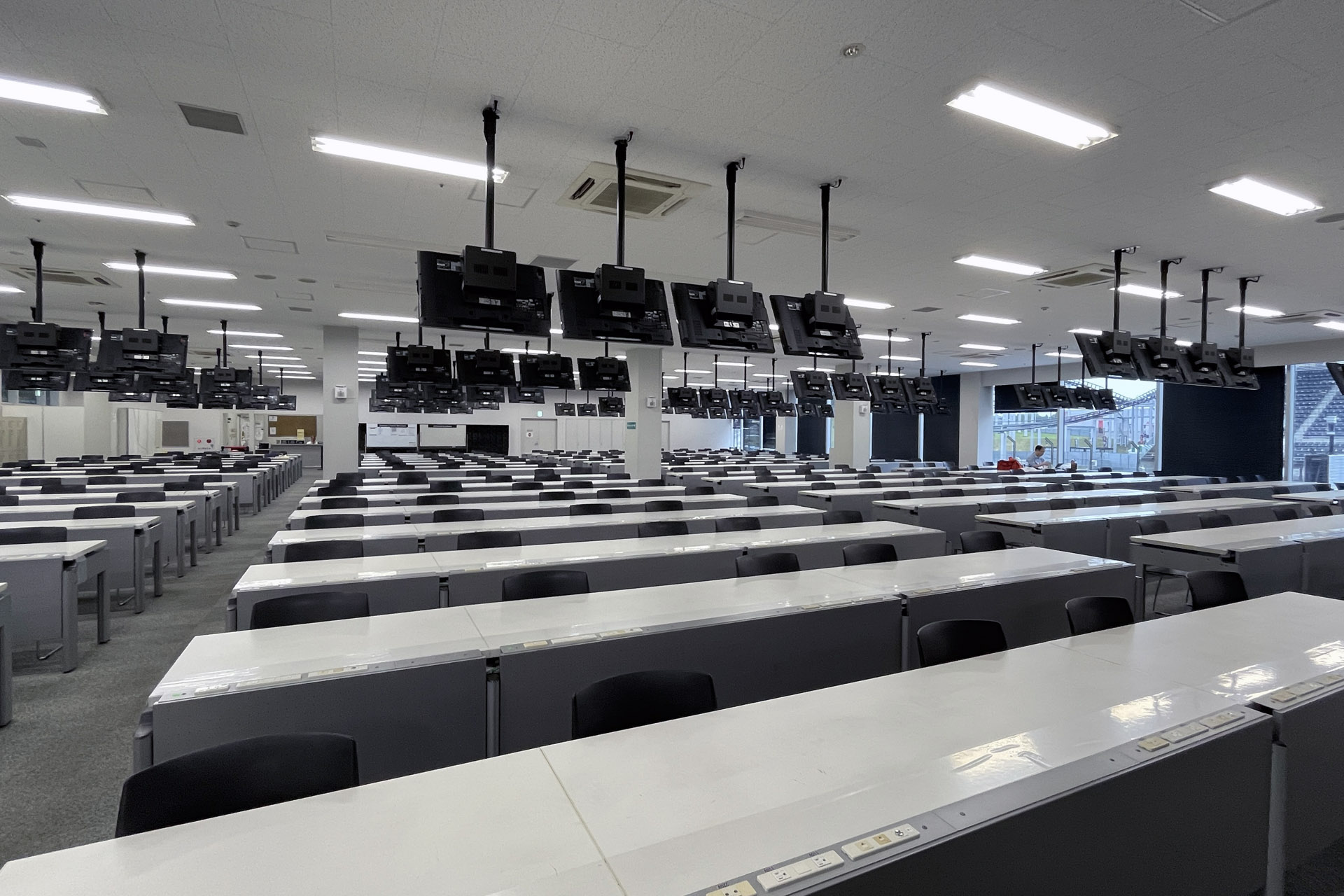 メディアセンターに一番乗り。窓際に笠原氏がポツンと一軒家