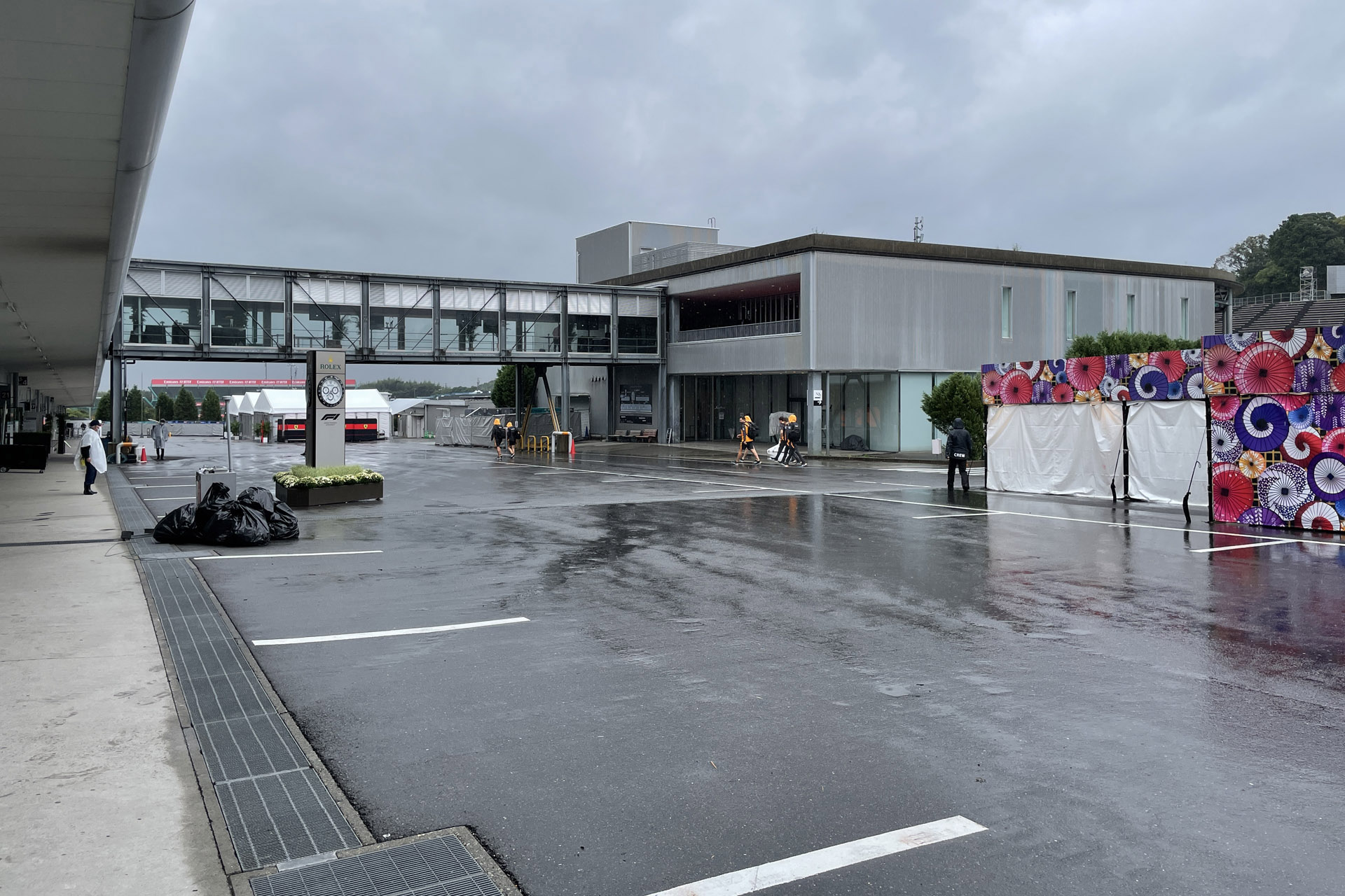 金曜日の8時前、雨のサーキットは閑散としていた