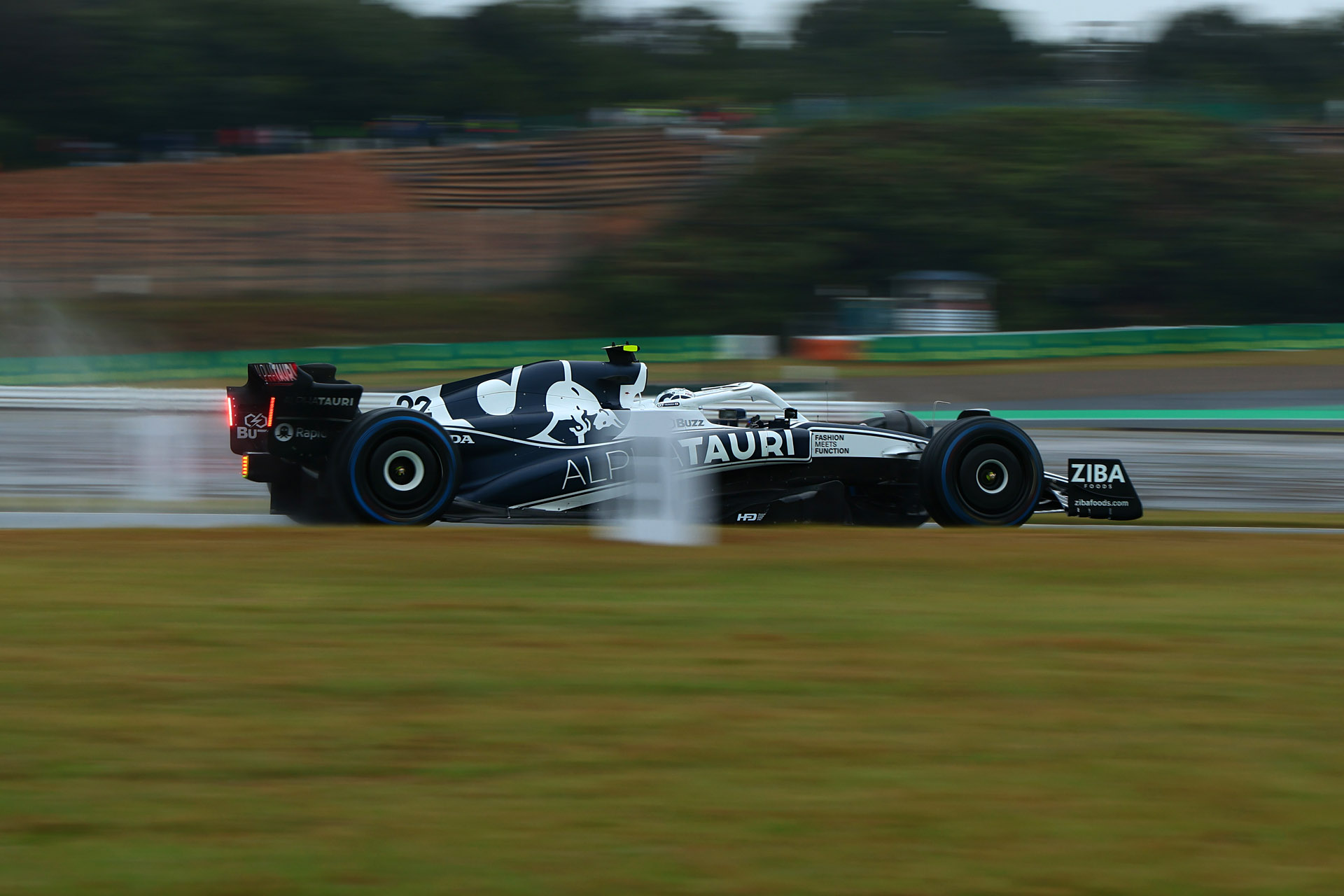 メカシャッター。マシン手前の50m看板、前輪の上に見えるポストはローリングシャッター歪みが目立ちそう