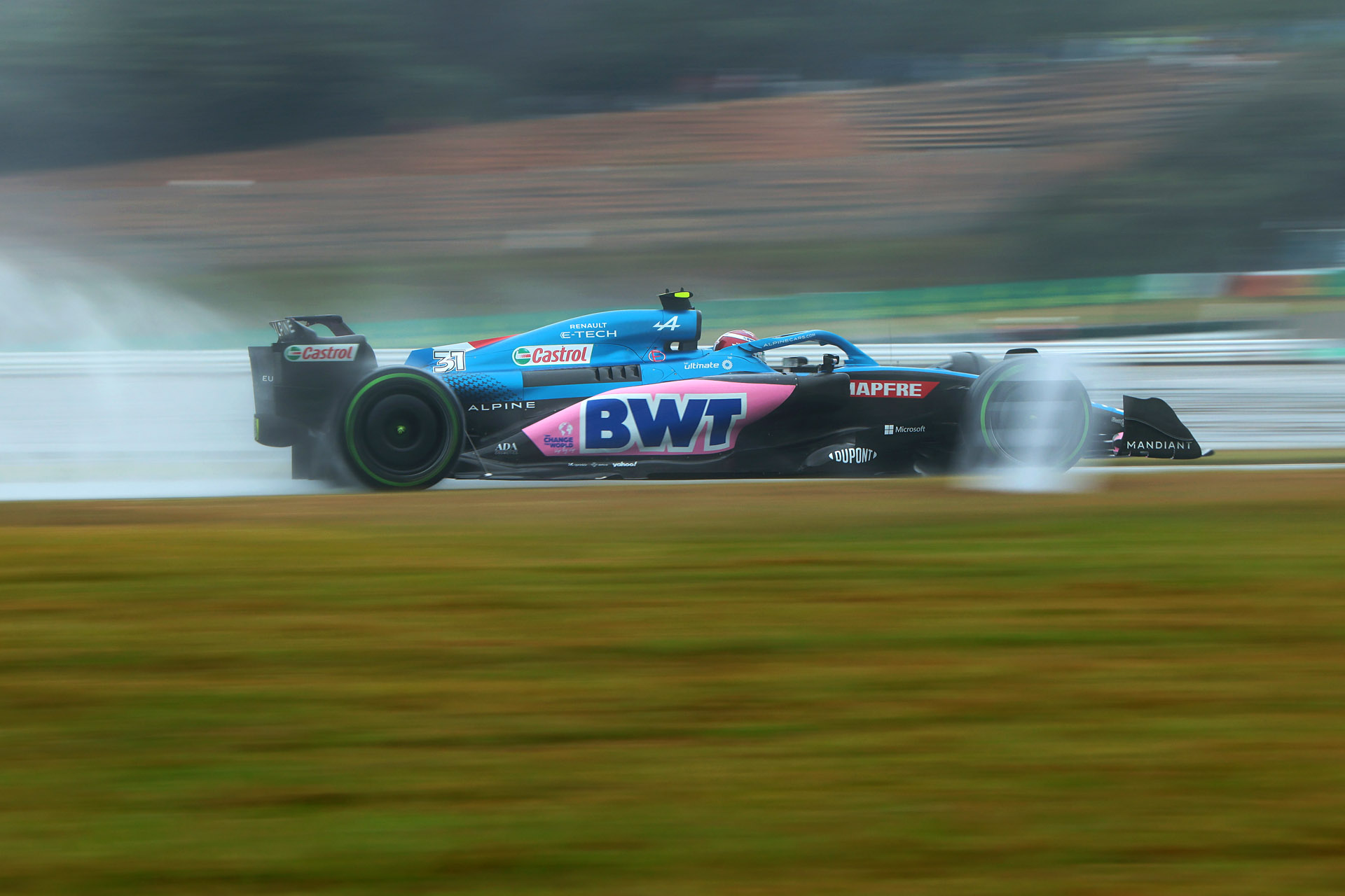 電子シャッター。50m看板は傾きが目立つ