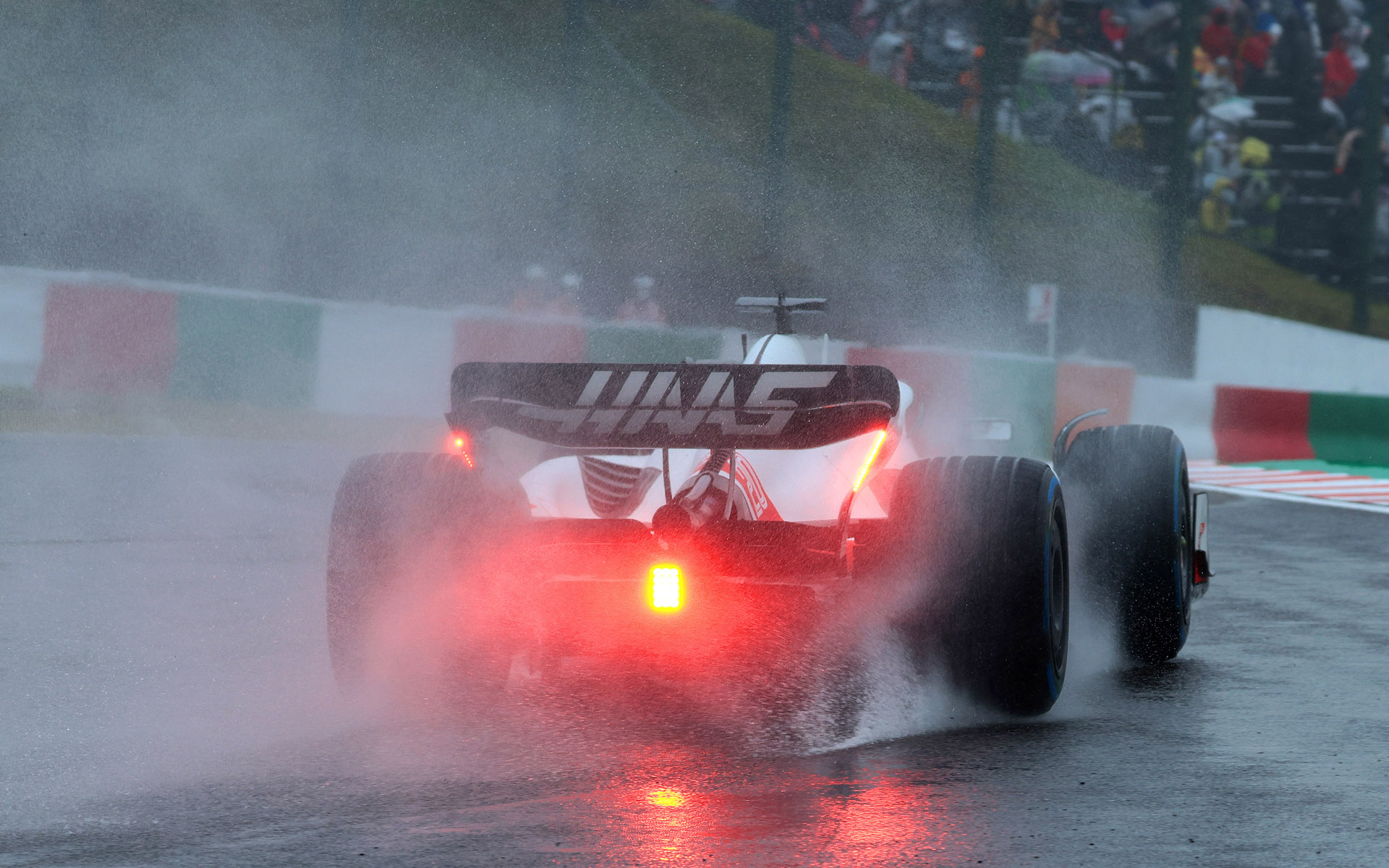 シケインを立ち上がるマシンは背後から撮影