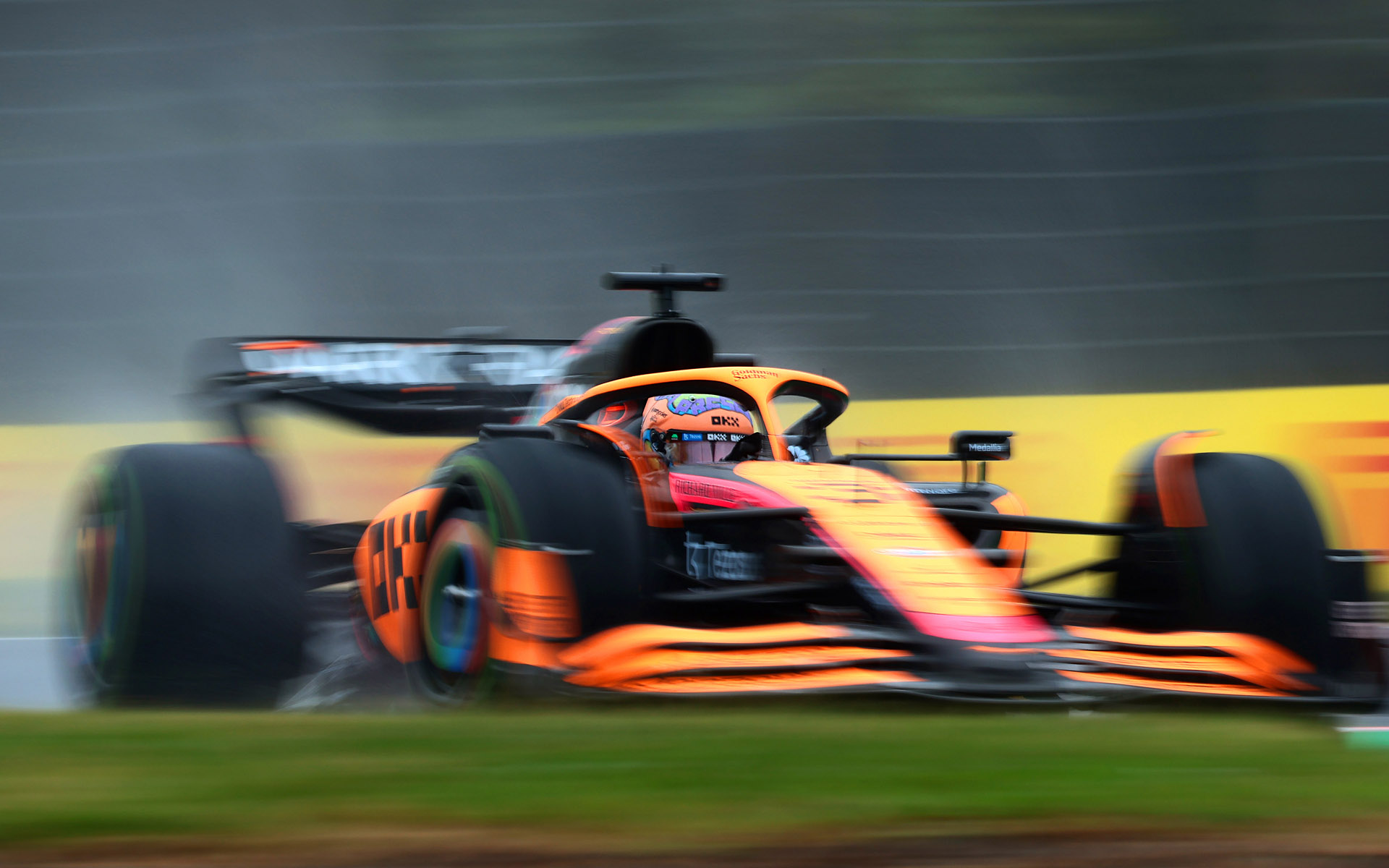 シャッター速度1/15秒。ヘルメットに芯が来てくれ