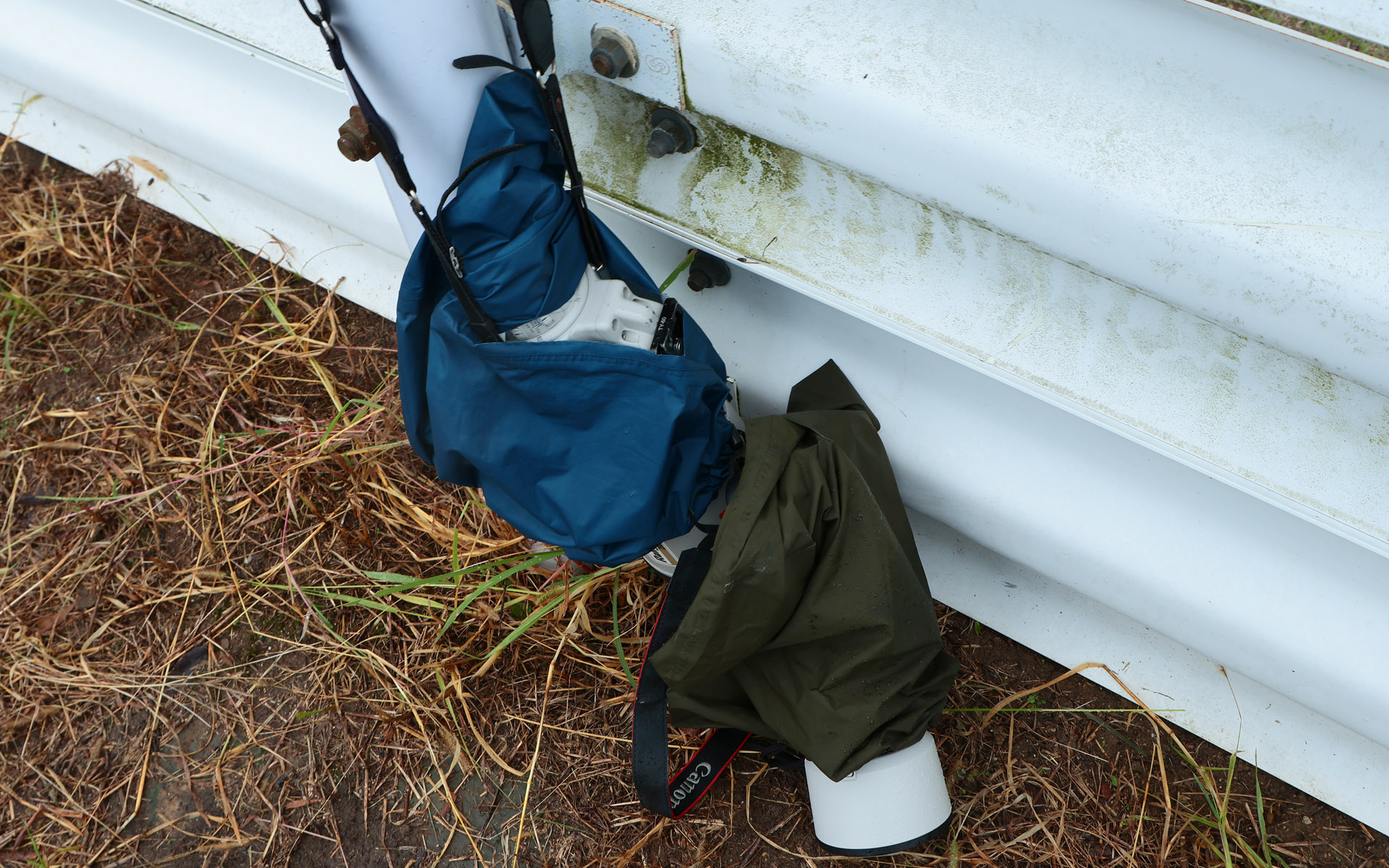 左がサンニッパ単体。右がR7と100-500mm。ラフにレインカバーを掛けているのでレンズはかなり濡れた