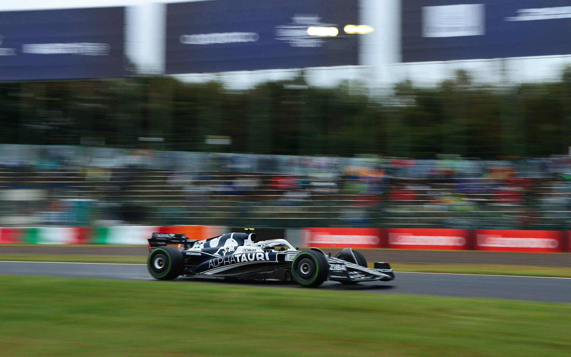 焦点距離35mmで看板を入れて撮影。上段の看板は右からDHL、Emirates、Heineken、aramco、PIRELLI、チラッとROLEXだと思われる。写っていないさらに右側にMSC、salesforce