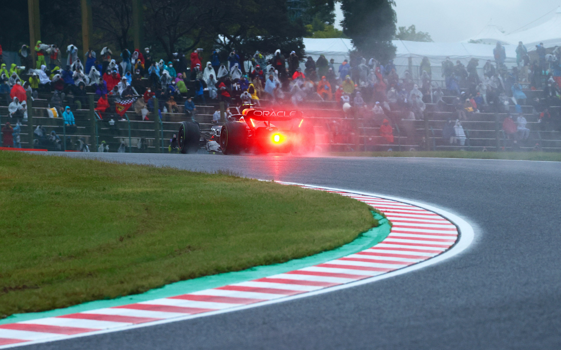 シャッター速度1/800秒で自動追尾で撮影。背景のスタンド上段はカメラマンエリア