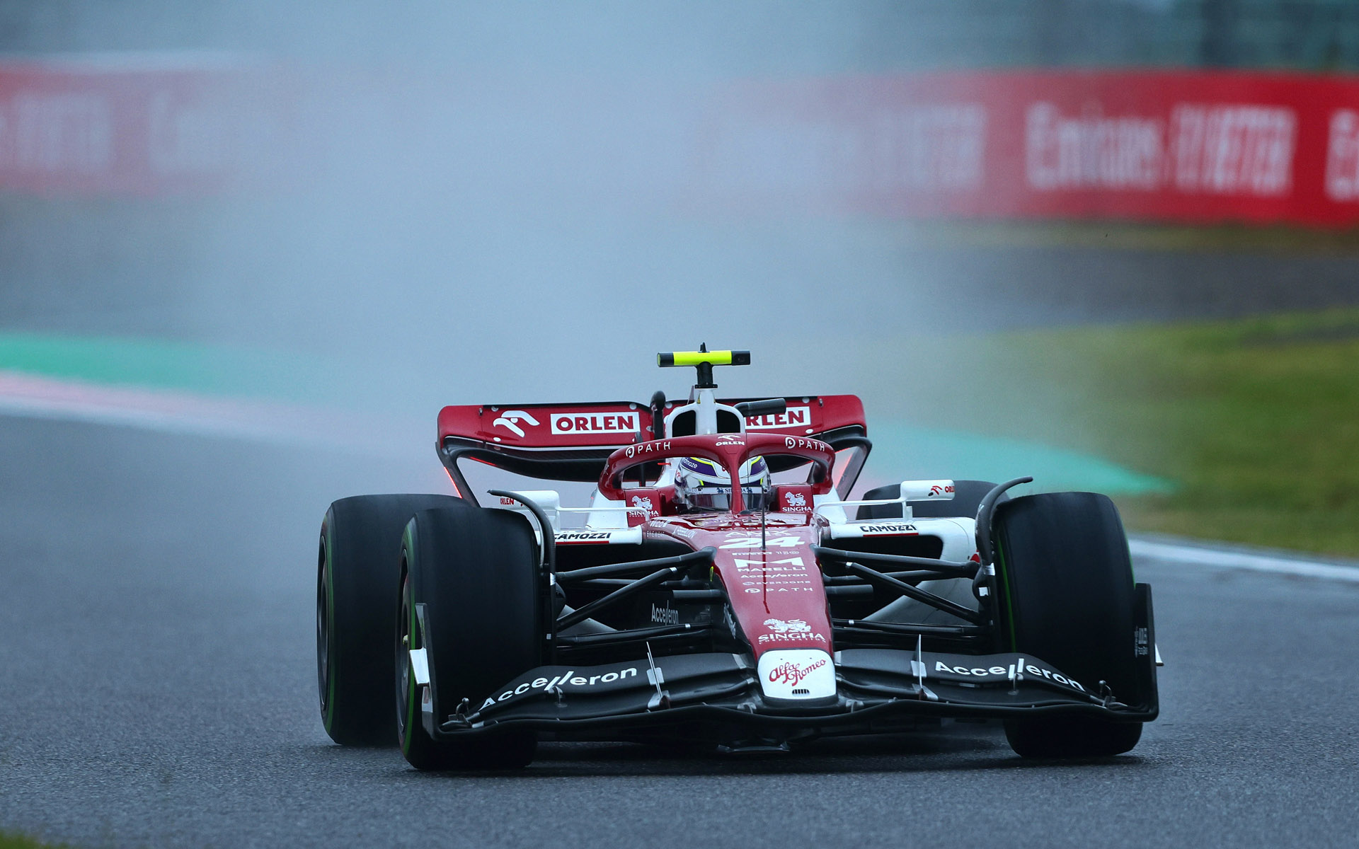 最後はS字進入をEF300mm F2.8L IS II USMで撮影。悪天候でもAF合焦率が高いお気に入りのレンズだ