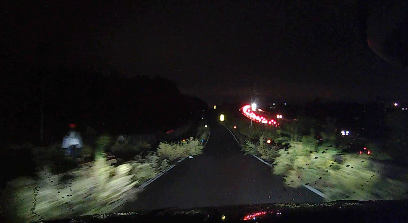 渋滞を横目に側道を進む