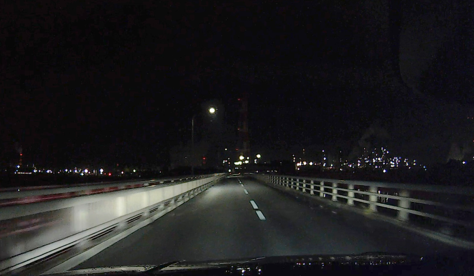 鈴鹿川を渡る橋の右方向にチラ工場夜景