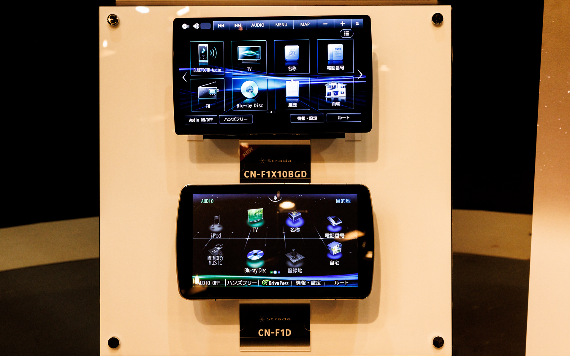 フローティング構造を採用した初代モデル「CN-F1D」との比較。照明の映り込みが違うことに注目