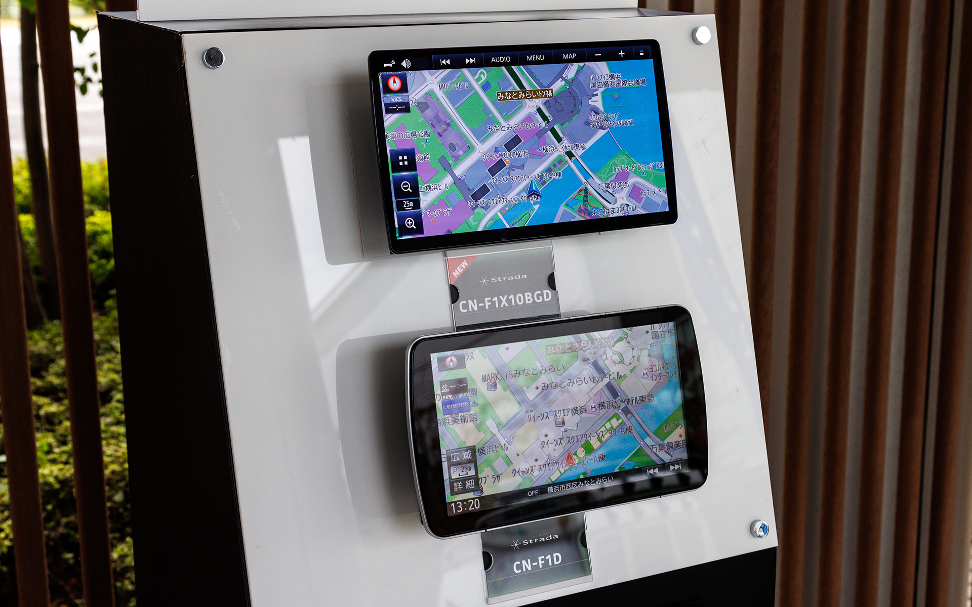 屋外。見やすさの違いは歴然。額縁と呼ばれる枠部分も映り込みが少ない