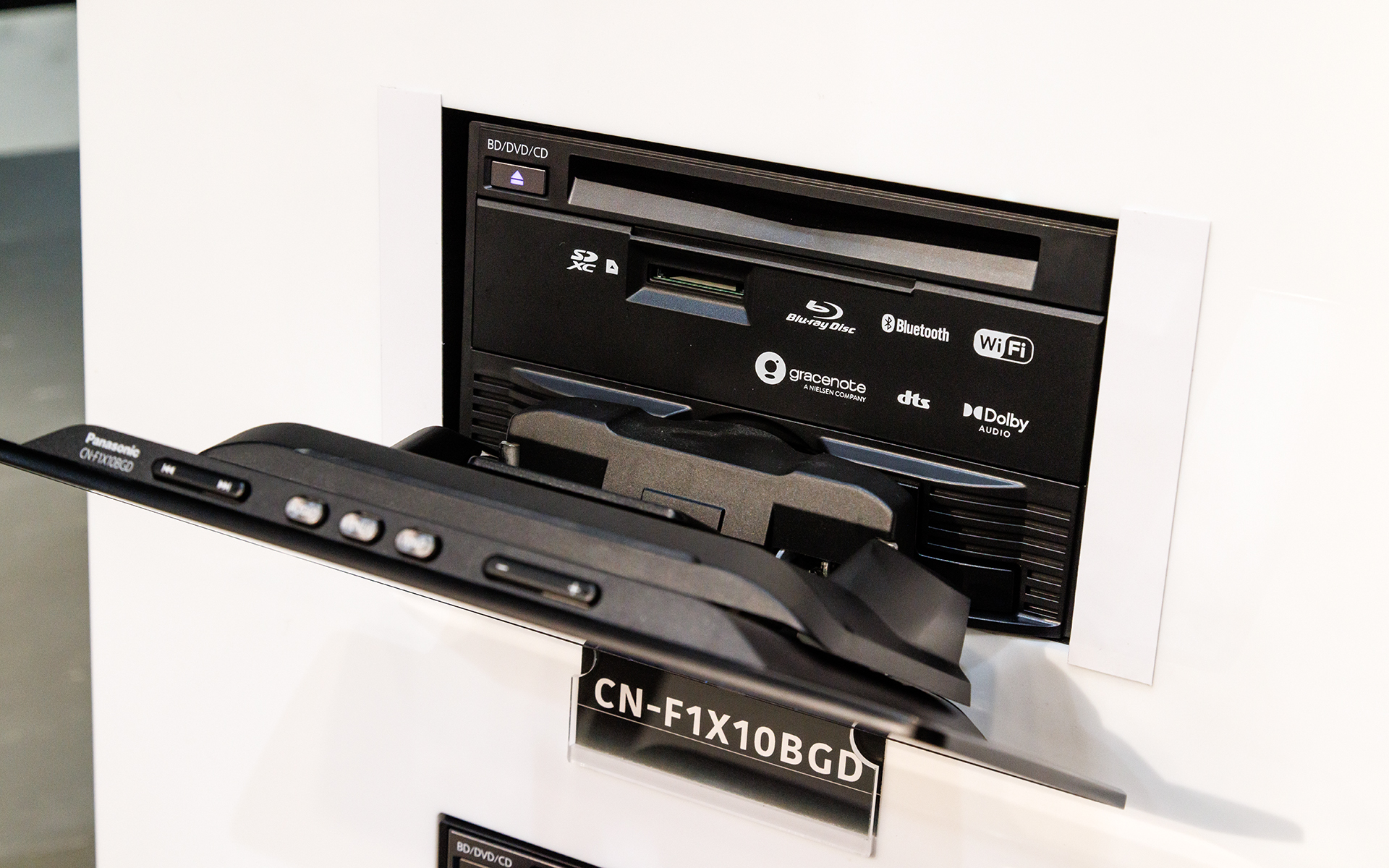 本体の仕上げも異なる。初代ではピアノブラックパネルや照明を採用していたが、現在はシンプルな仕上げに。クルマ側のインパネが変化しつつあることに合わせているとか