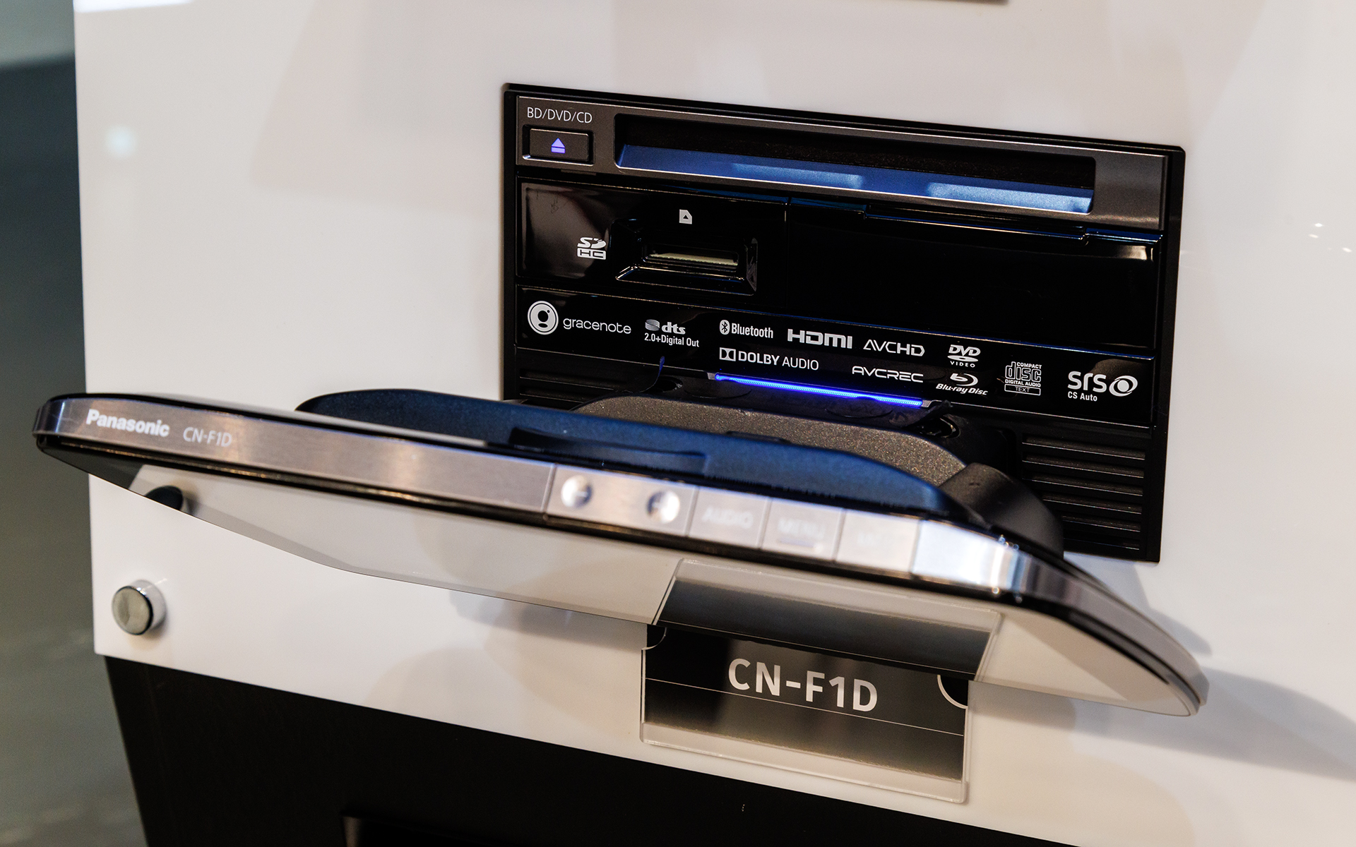 本体の仕上げも異なる。初代ではピアノブラックパネルや照明を採用していたが、現在はシンプルな仕上げに。クルマ側のインパネが変化しつつあることに合わせているとか