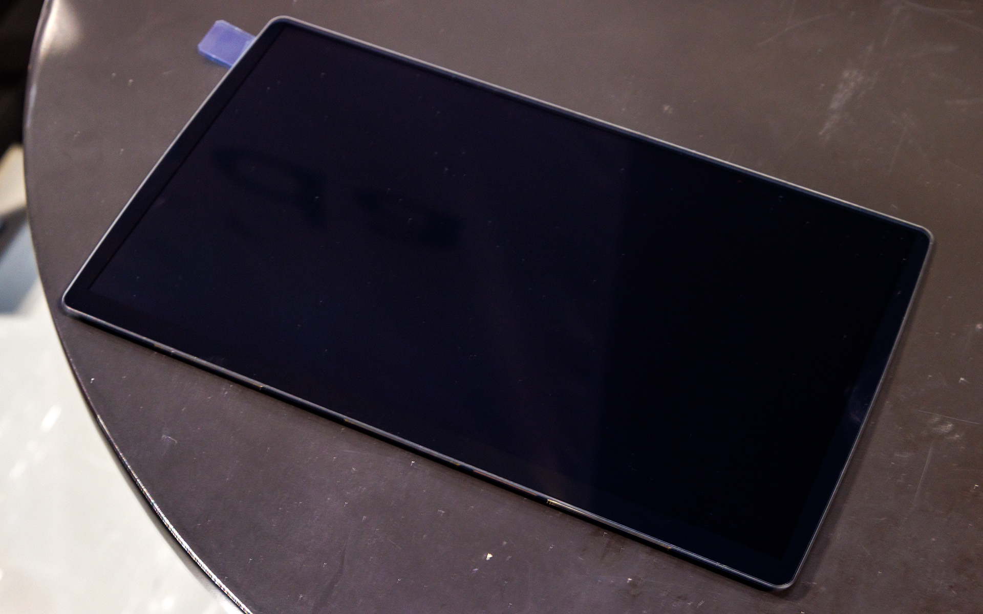 有機ELパネル。驚くほどの薄さ！