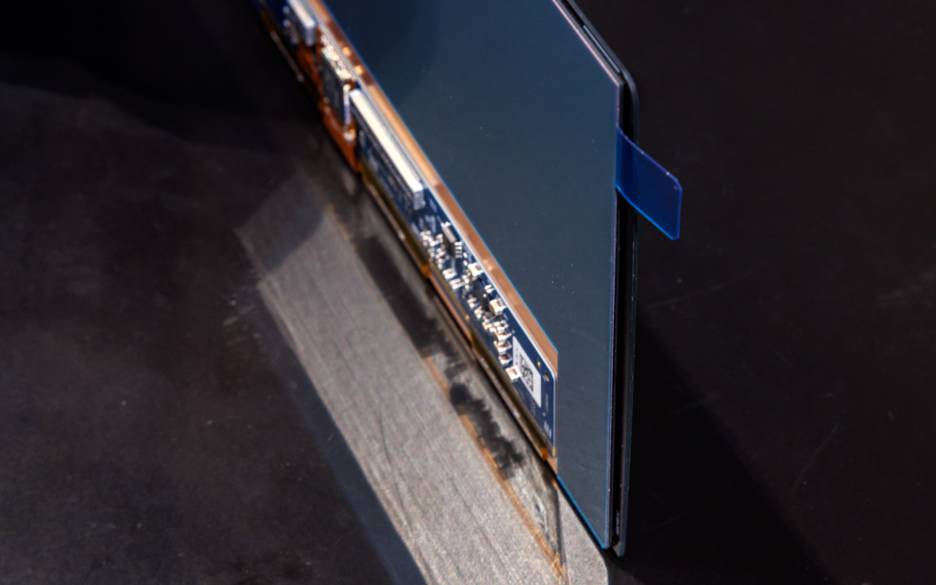 有機ELパネル。驚くほどの薄さ！