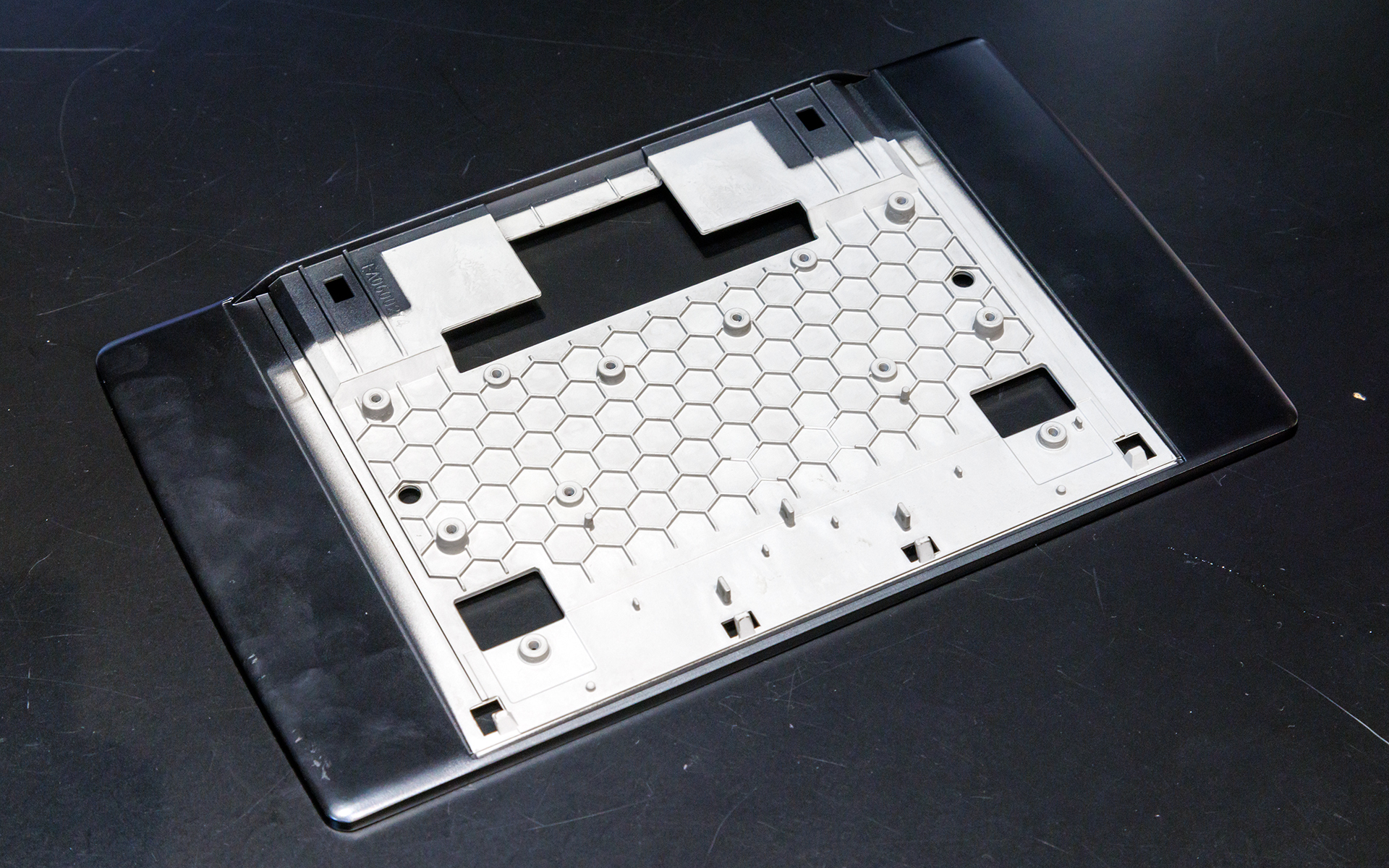 有機ELパネルを支えるバックパネルは金属製。ハニカム構造は強度と放熱を考慮してとのこと
