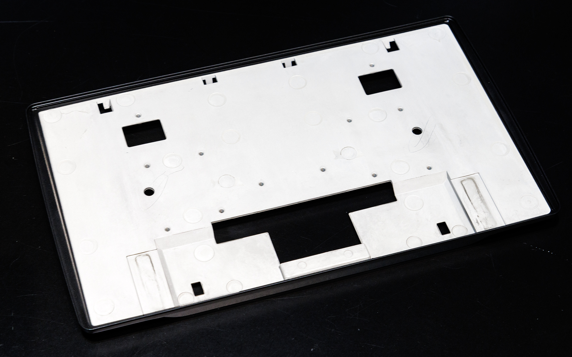 バックパネルの内側。顔のように見えるのが正しい向きになる