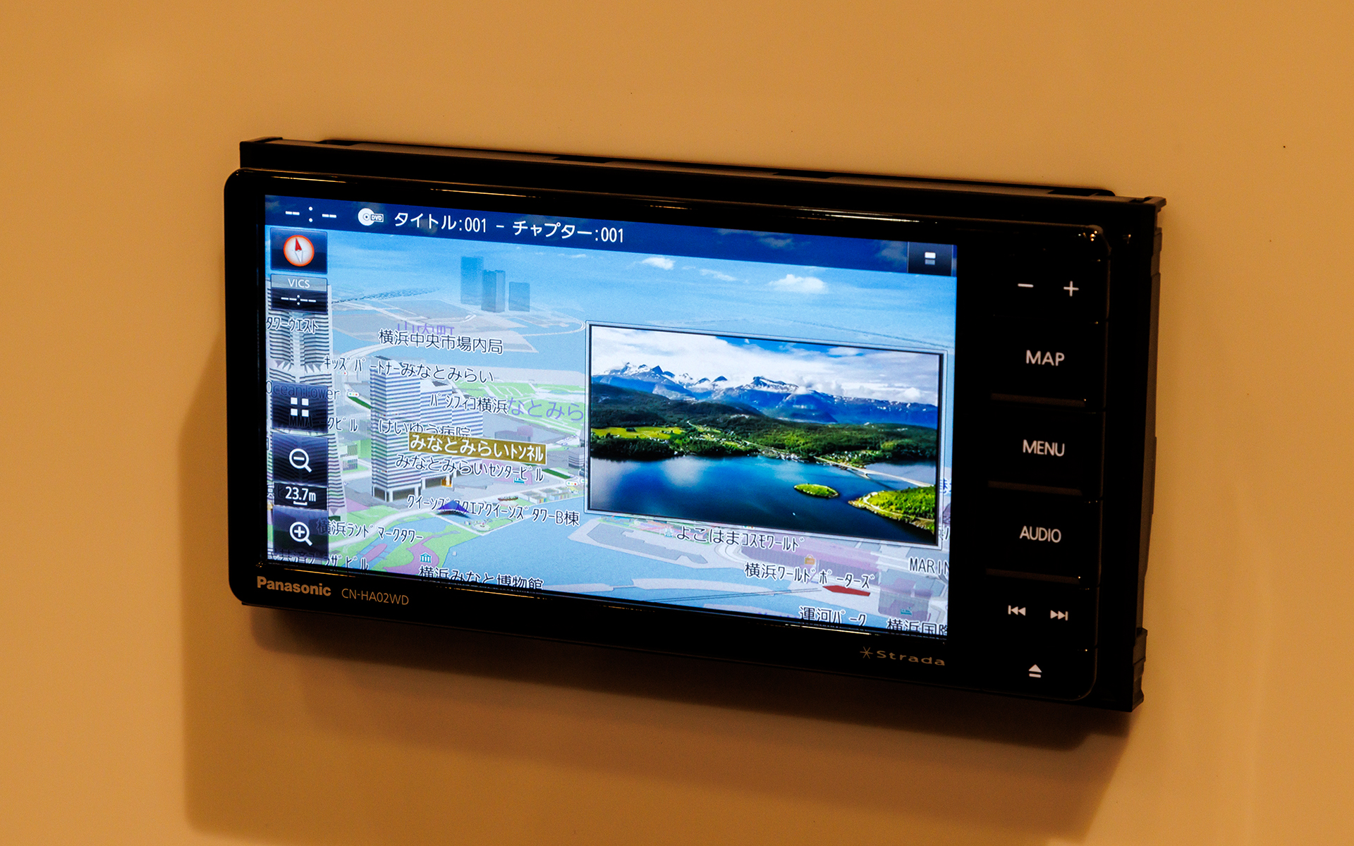 ワイド2DIN対応となる7V型HD液晶ディスプレイ搭載のCN-HA02WD。通常の2DIN対応となるCN-HA02Dも用意