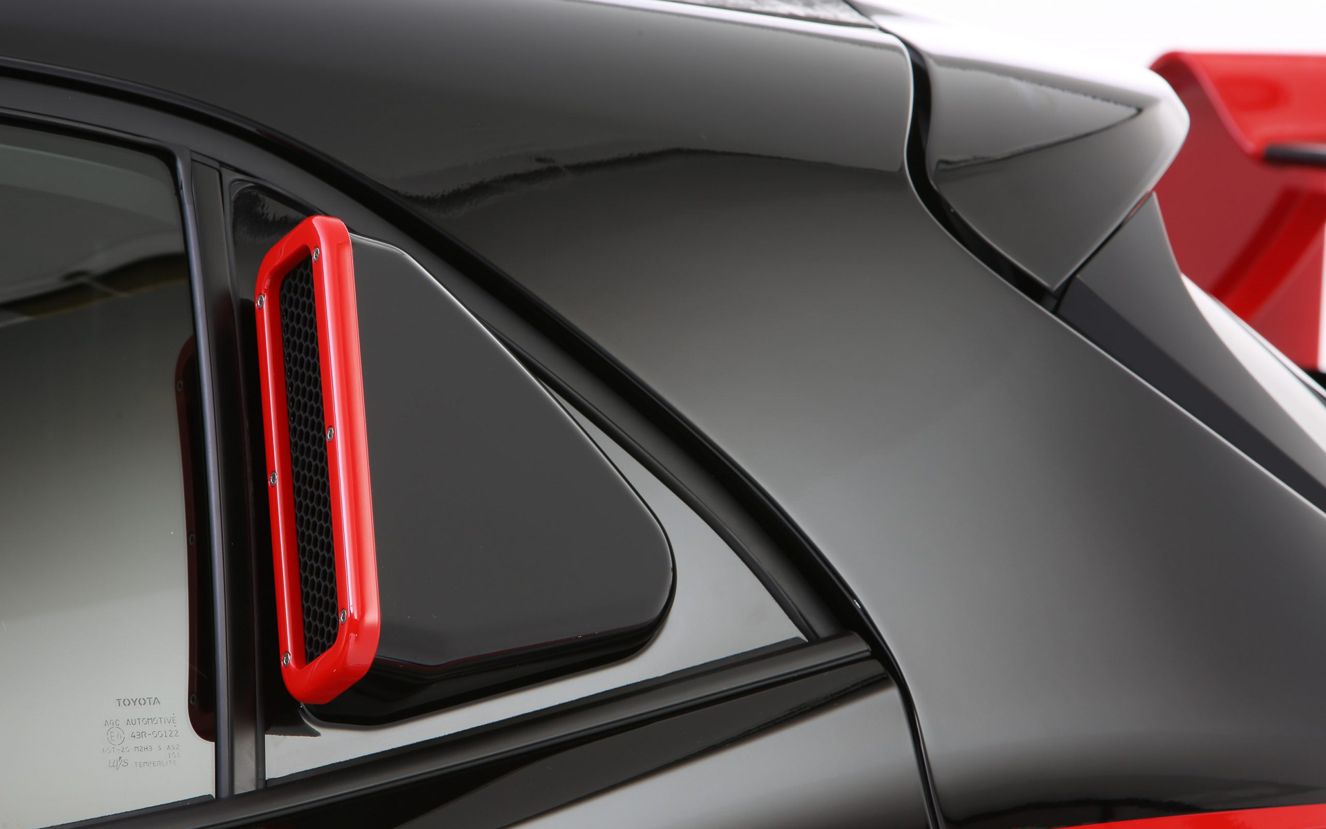 3Dプリンターで製作したという通気孔を備えたリアクォーターウインドウ