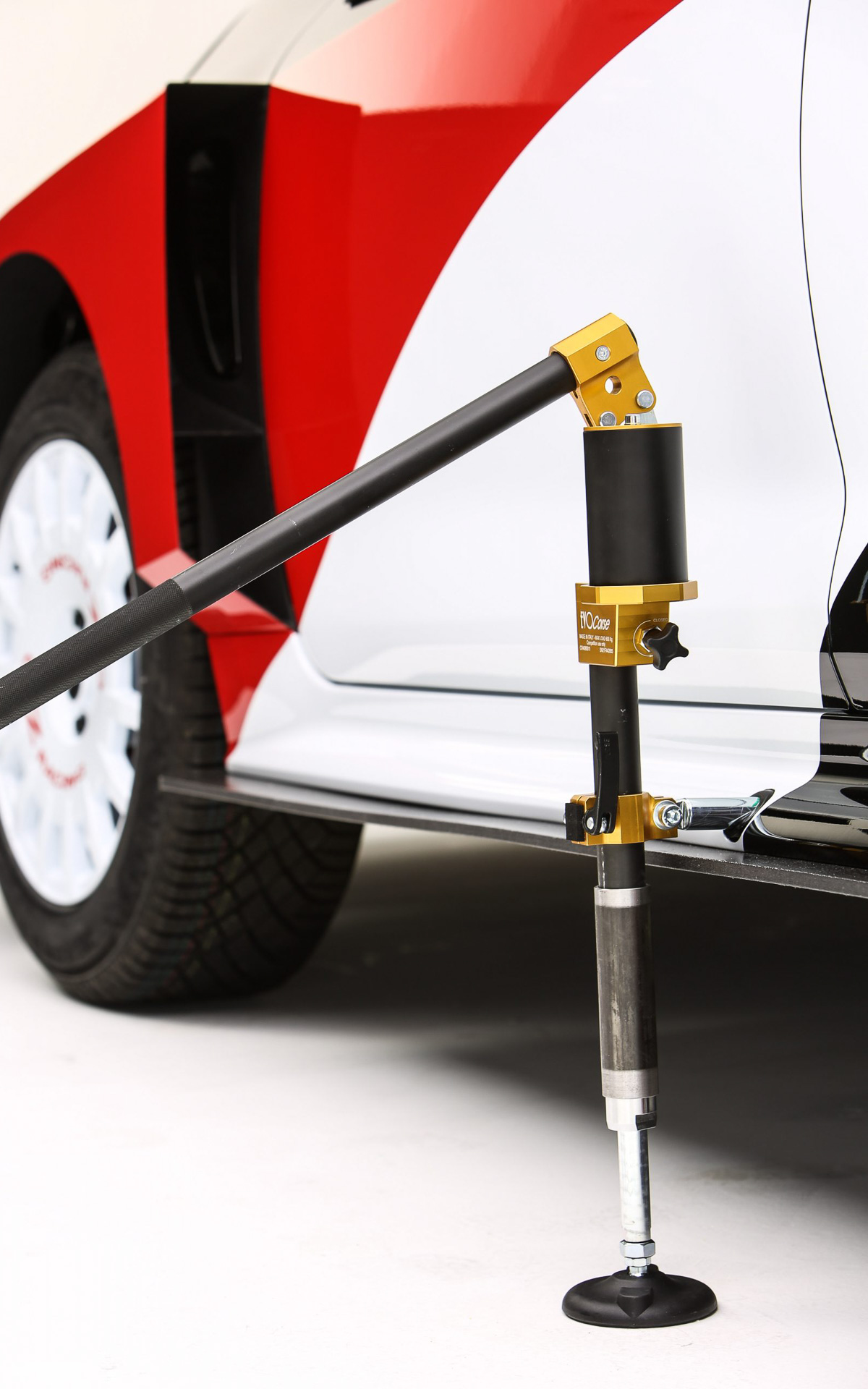 ボディサイドにはジャッキアップポイントも増設されている