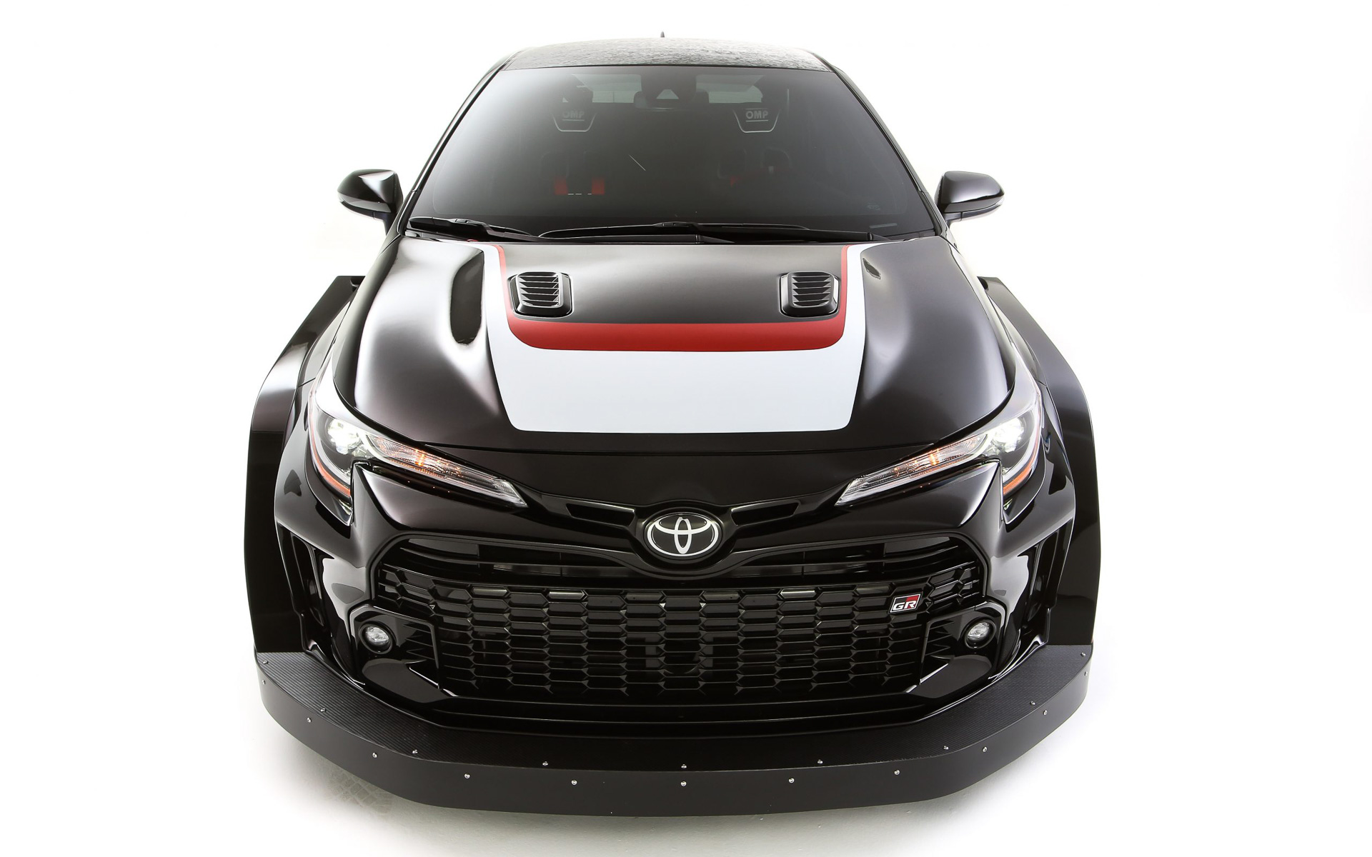 カーボンコンポジット製のフロントスプリッター（全長4.5インチ）