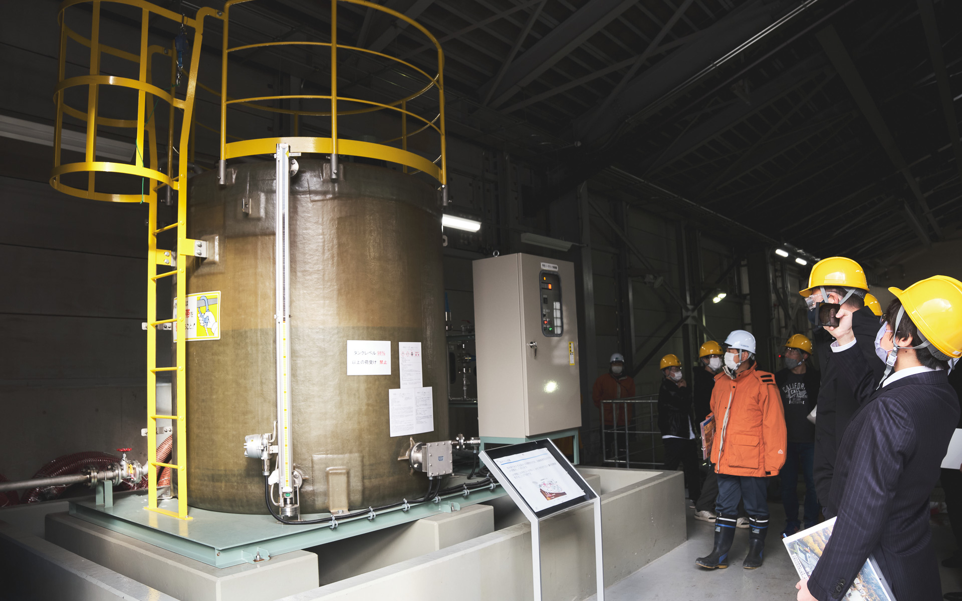 「松尾八幡平地熱発電所」を見学。同発電所の出力は7499kWで、八幡平市のすべての家庭（1万1000世帯）を賄うことができるという