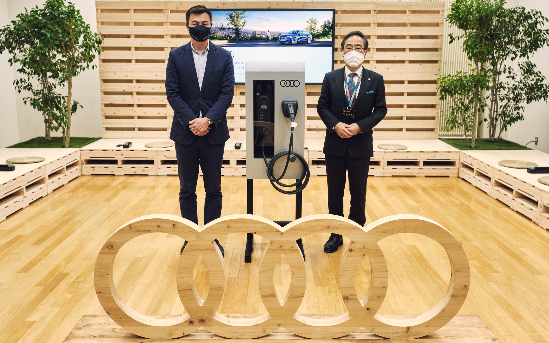 八幡平市役所では「未来共創ミーティング」と題した産官学の対談を開催。アウディ ジャパン・ブランドディレクターのマティアス・シェーパース氏からは「デスティネーションチャージャー」が寄贈された