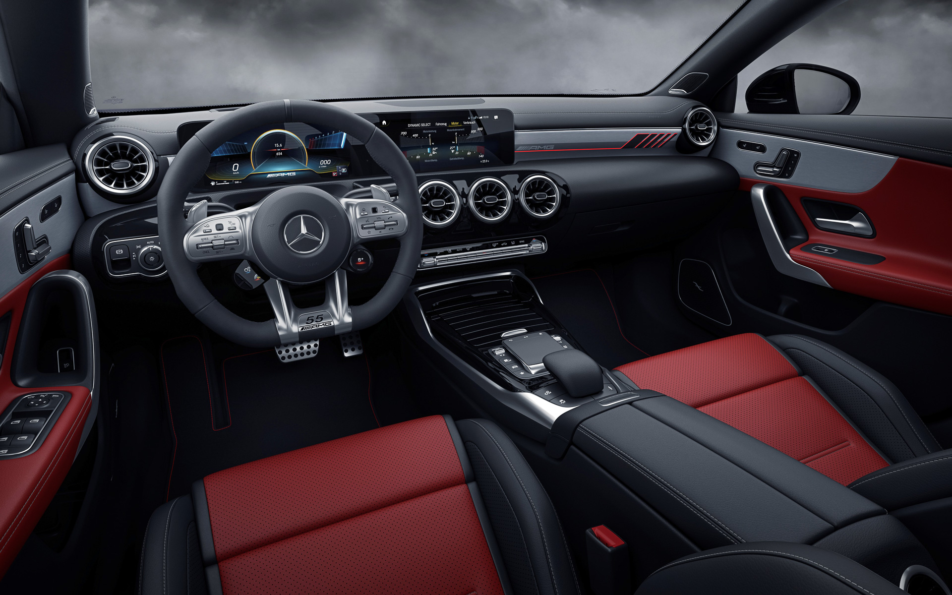 内装はダークアルミニウムインテリアトリム（ブラック/レッド）を採用