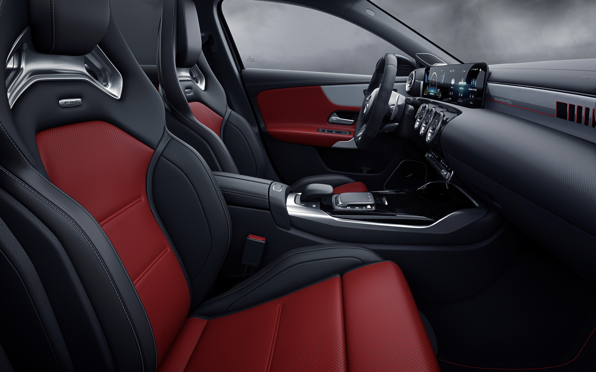 内装はダークアルミニウムインテリアトリム（ブラック/レッド）を採用