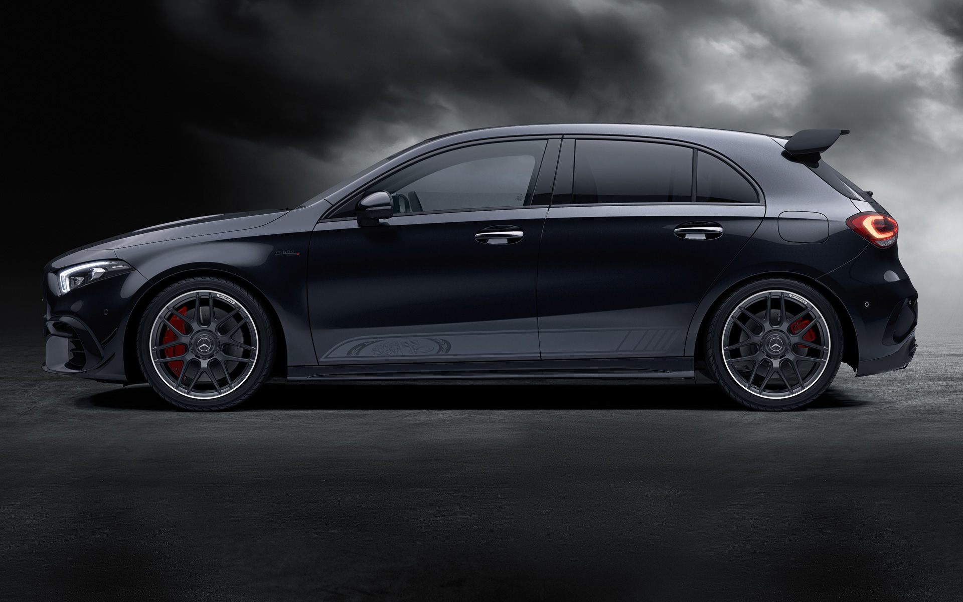 A 45 S 4MATIC＋ Edition 55のボディカラーはコスモスブラック（限定30台）