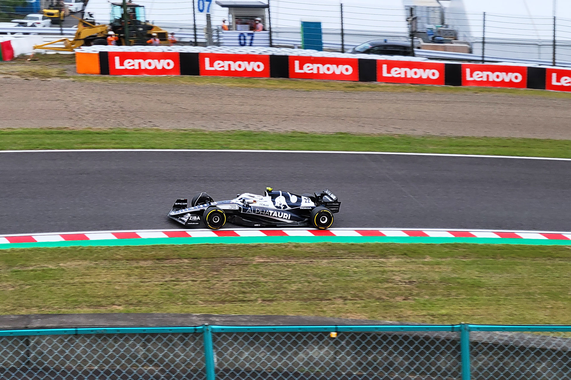 湯野編集長が席からスマホで撮影