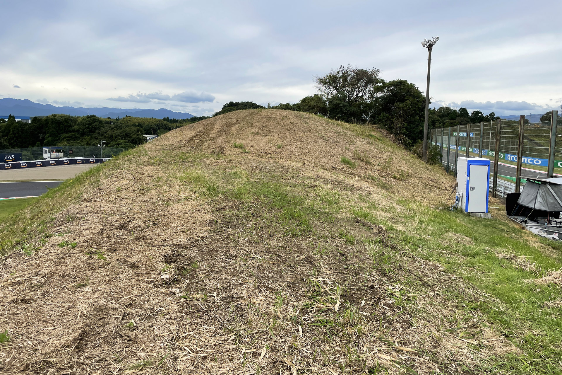 右側が130R、左下がデグナー。久しぶりに草刈りが行なわれた