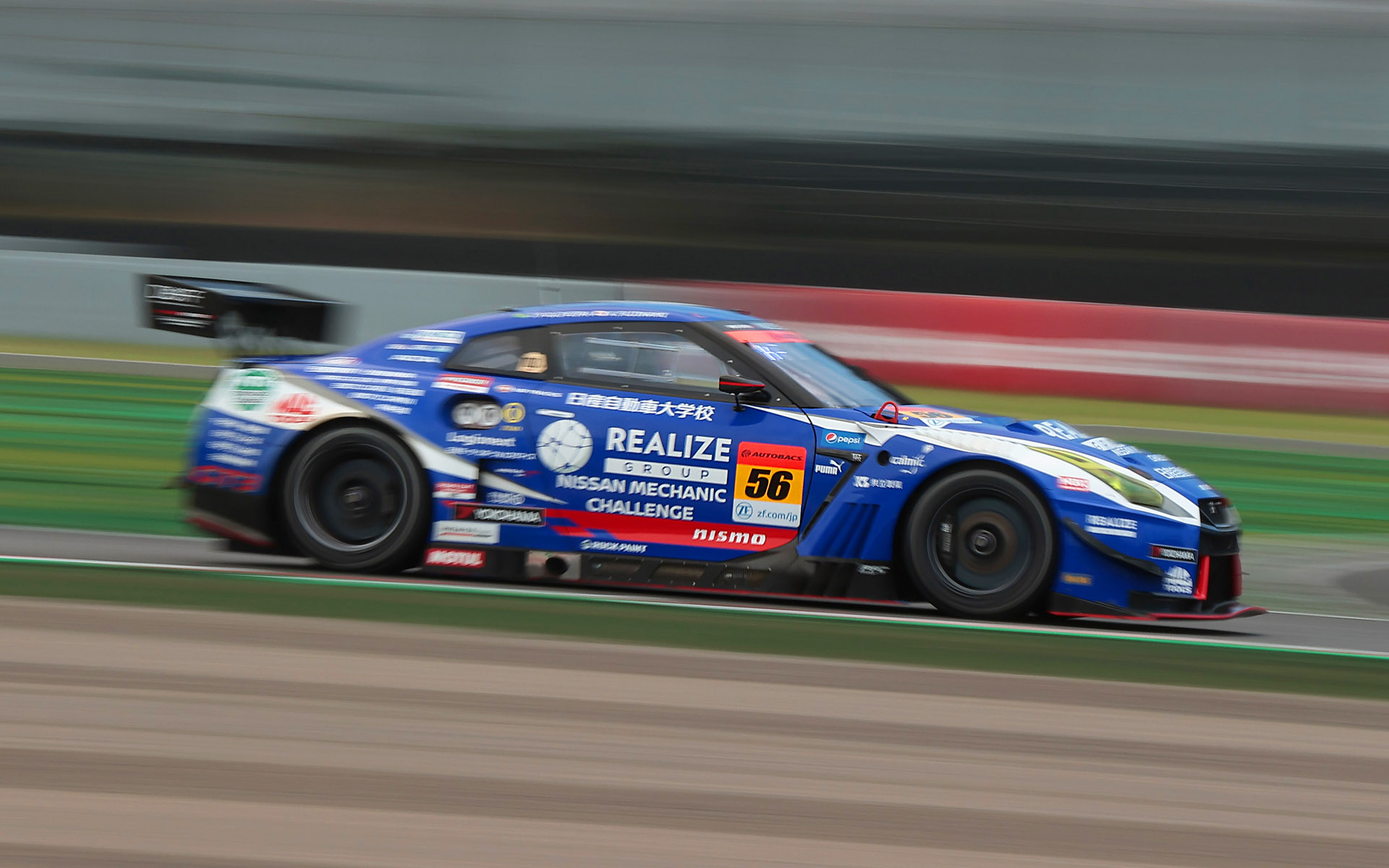 シャッター速度1/15秒でシケイン2つ目を立ち上がるマシンを撮影したもの。コーナーイン側の撮影に対し、アウト側やストレートでスローシャッターの撮影をするとマシンの前後がブレ、流し撮りの“芯”が小さくなる