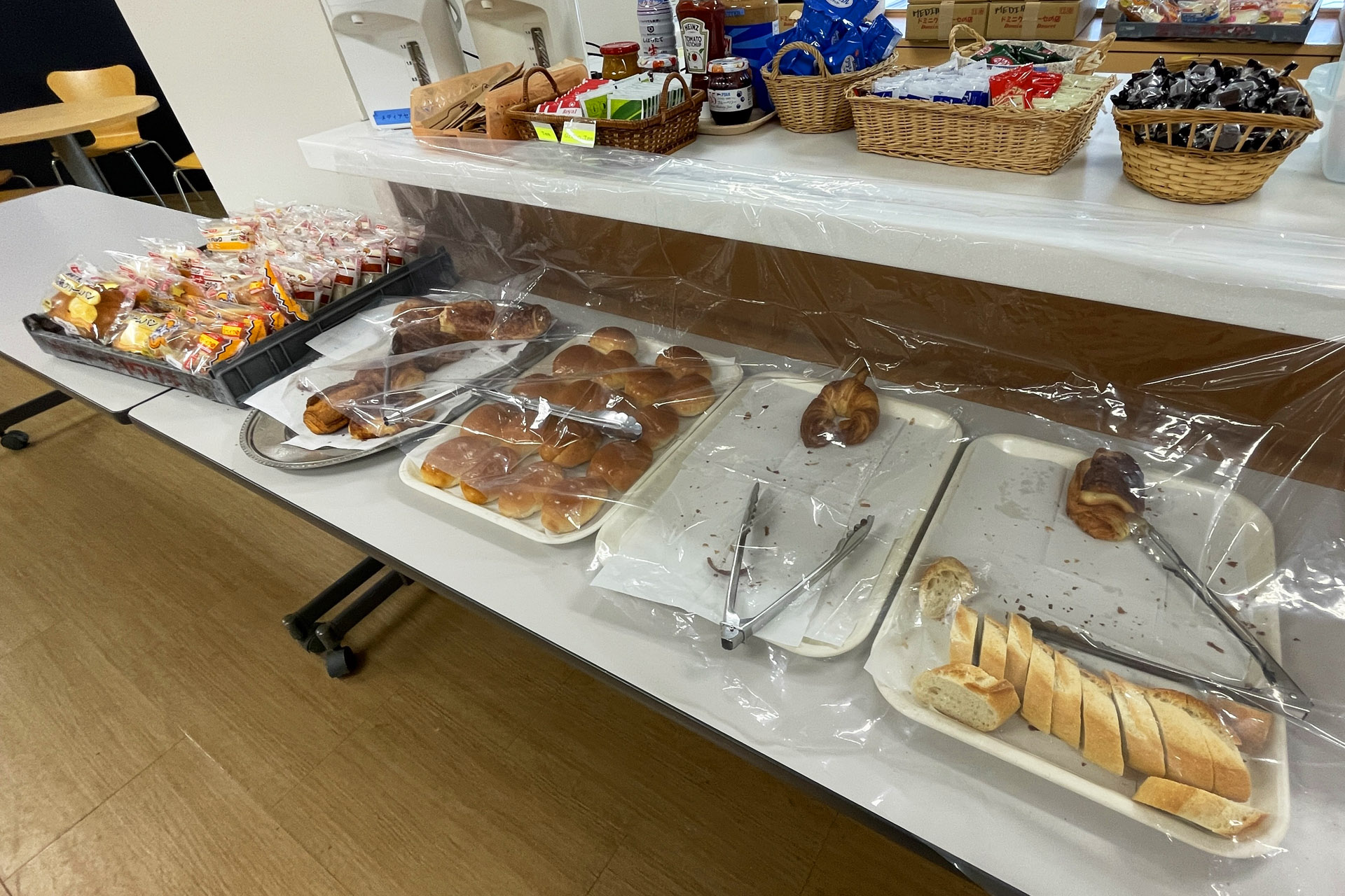 F1開催時は朝からパンが支給される