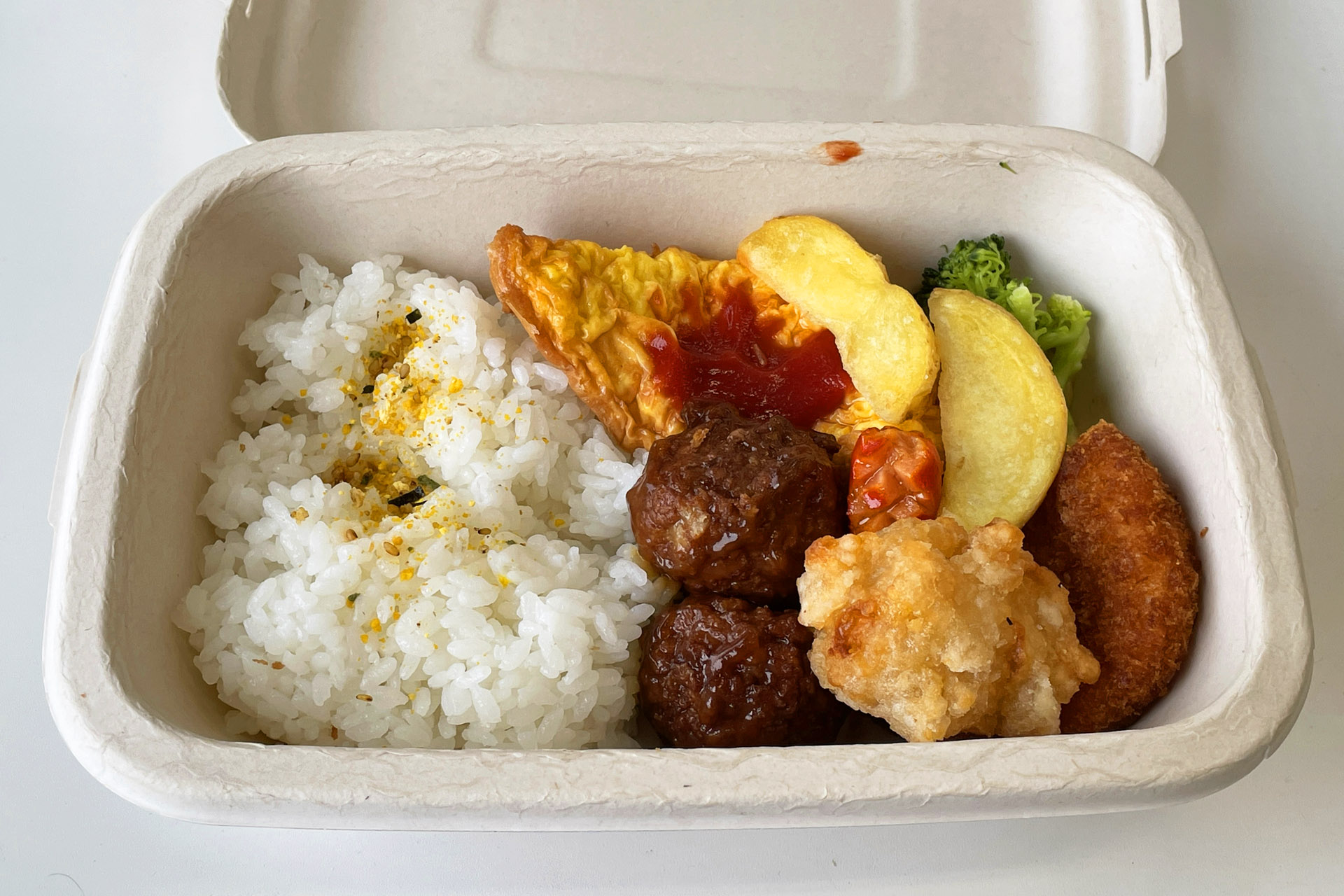 プラスチックを使用しない容器。ご飯が貼り付く、重ねたコップが抜けないなど不評だがそれも時代の流れか