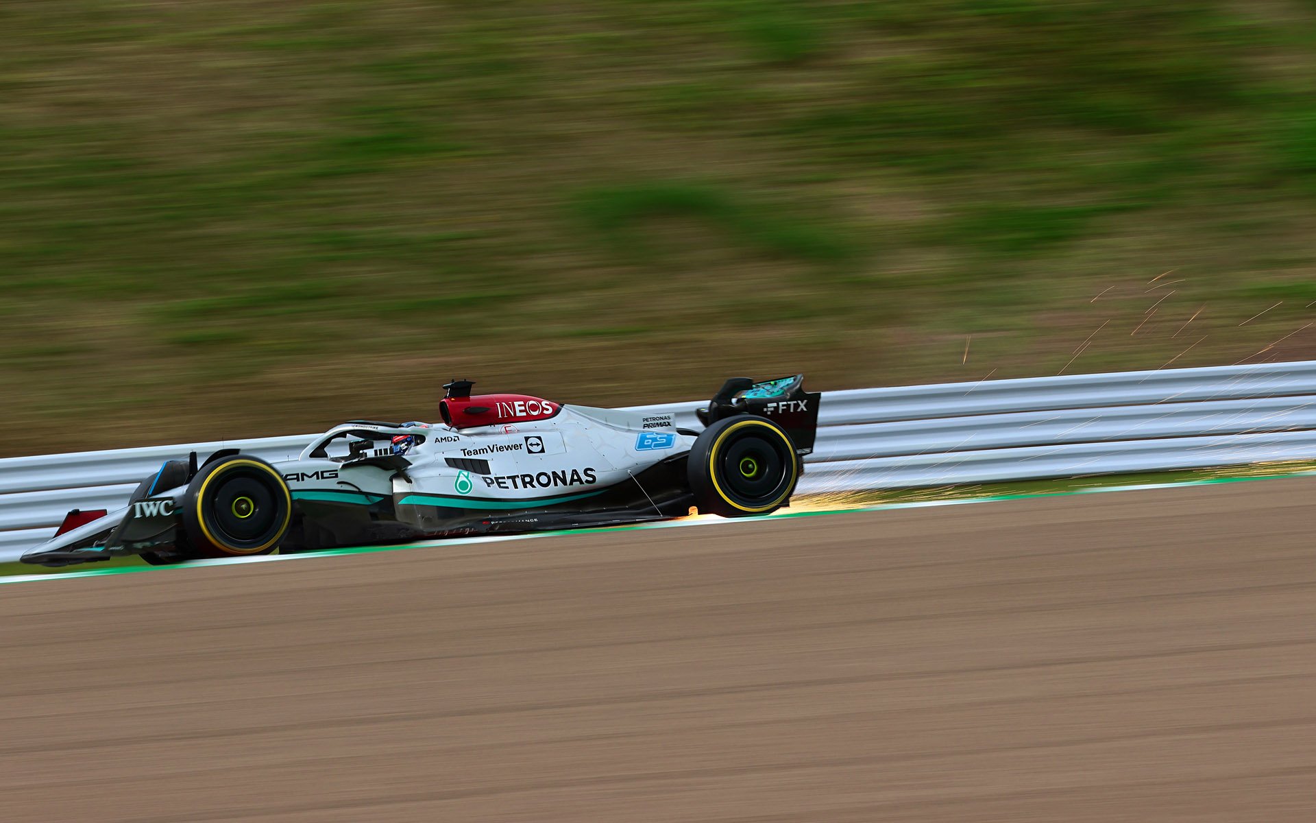 火花は滅多に上手く撮れないので撮れたらラッキーと割り切っている。シャッター速度1/100秒、焦点距離128mmで撮影