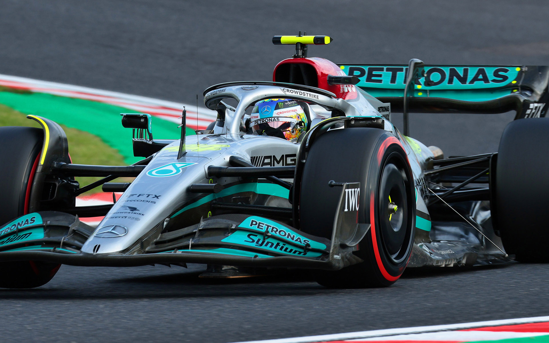 立ち上がるマシンをシャッター速度1/500秒、焦点距離254mmでカッチリ撮影