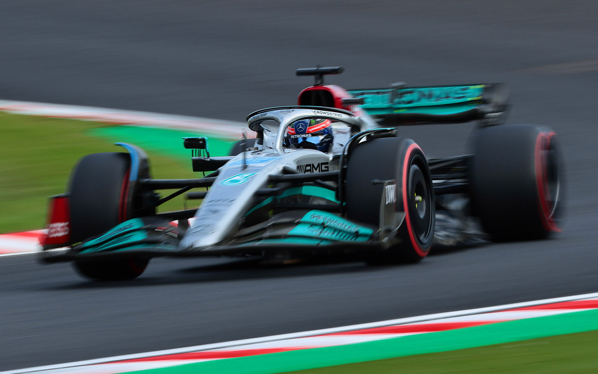 シャッター速度1/30秒、焦点距離176mmでヘルメットを芯としてマシンは回転ブレするように撮影