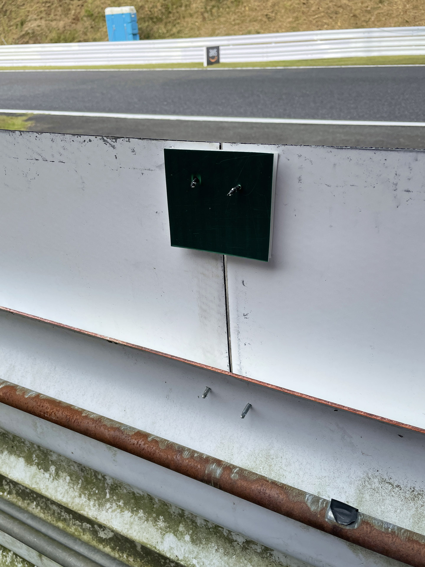 ガードレール看板の裏。ヘアピンはガードレールから20cmほど高いボードが切れ目なく張り巡らされていた。