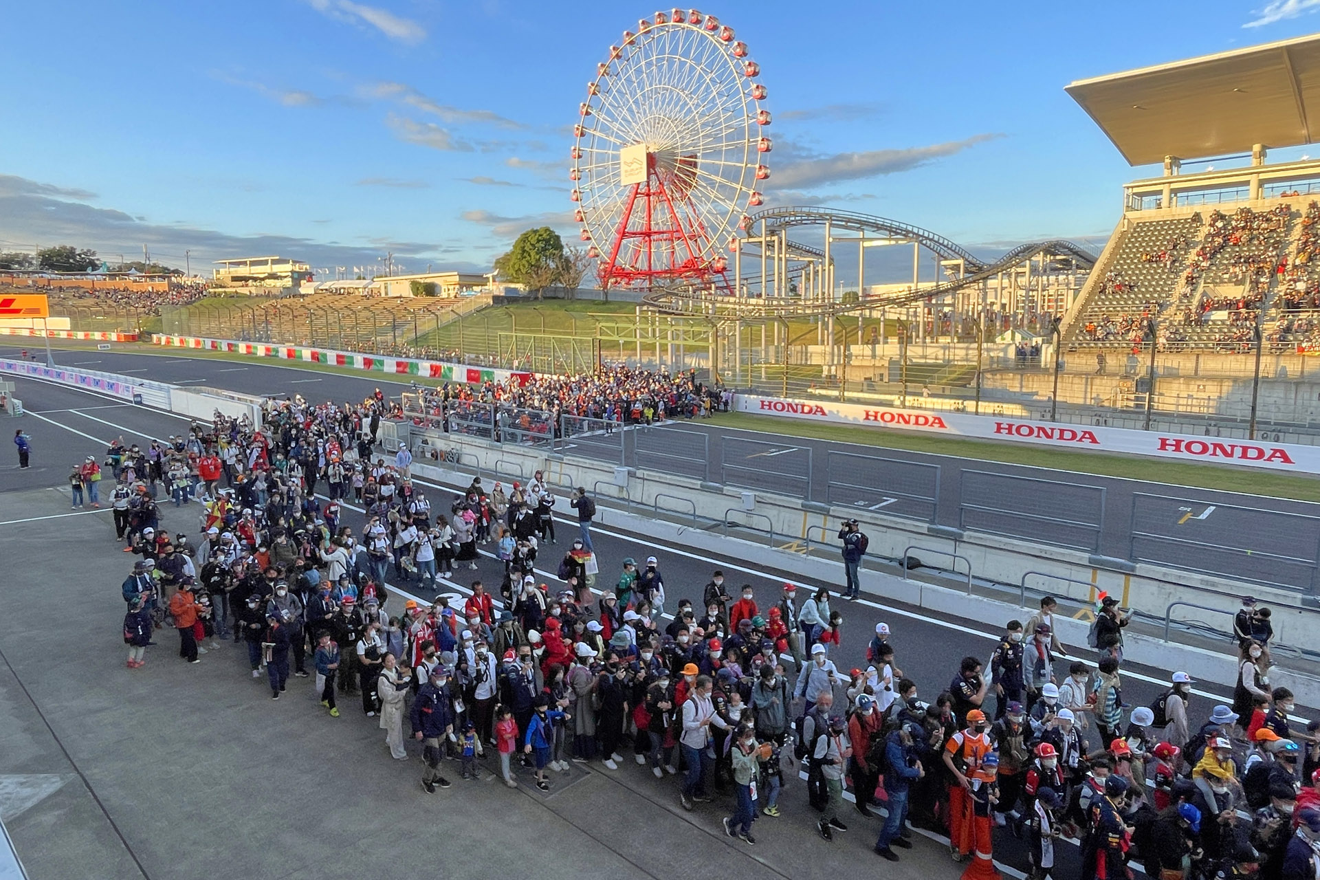 S席ファミリシート限定のファミリーピットウォーク