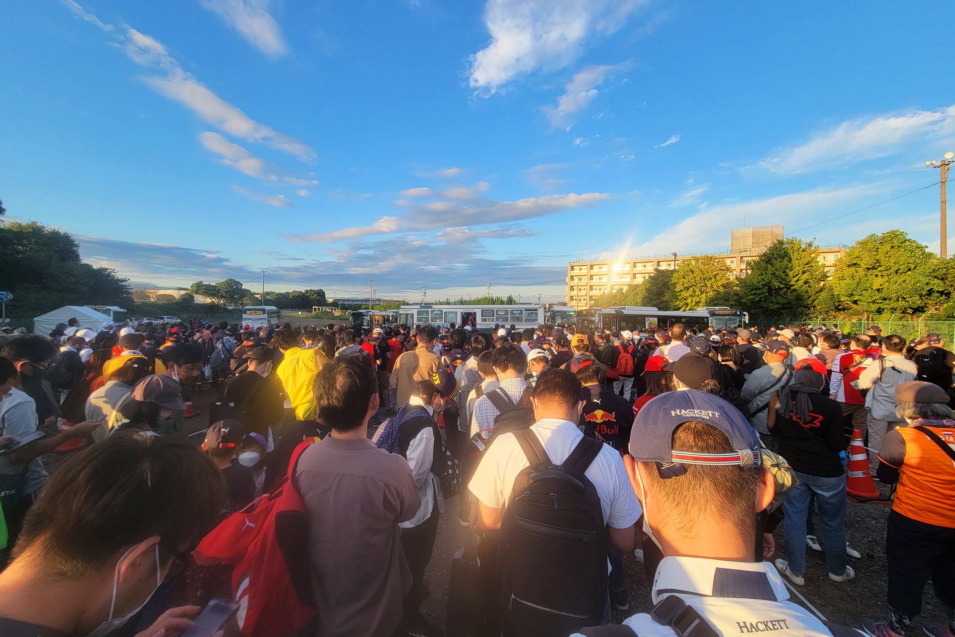 17時ごろの白子駅行きバス乗り場。この時間は20分待ち