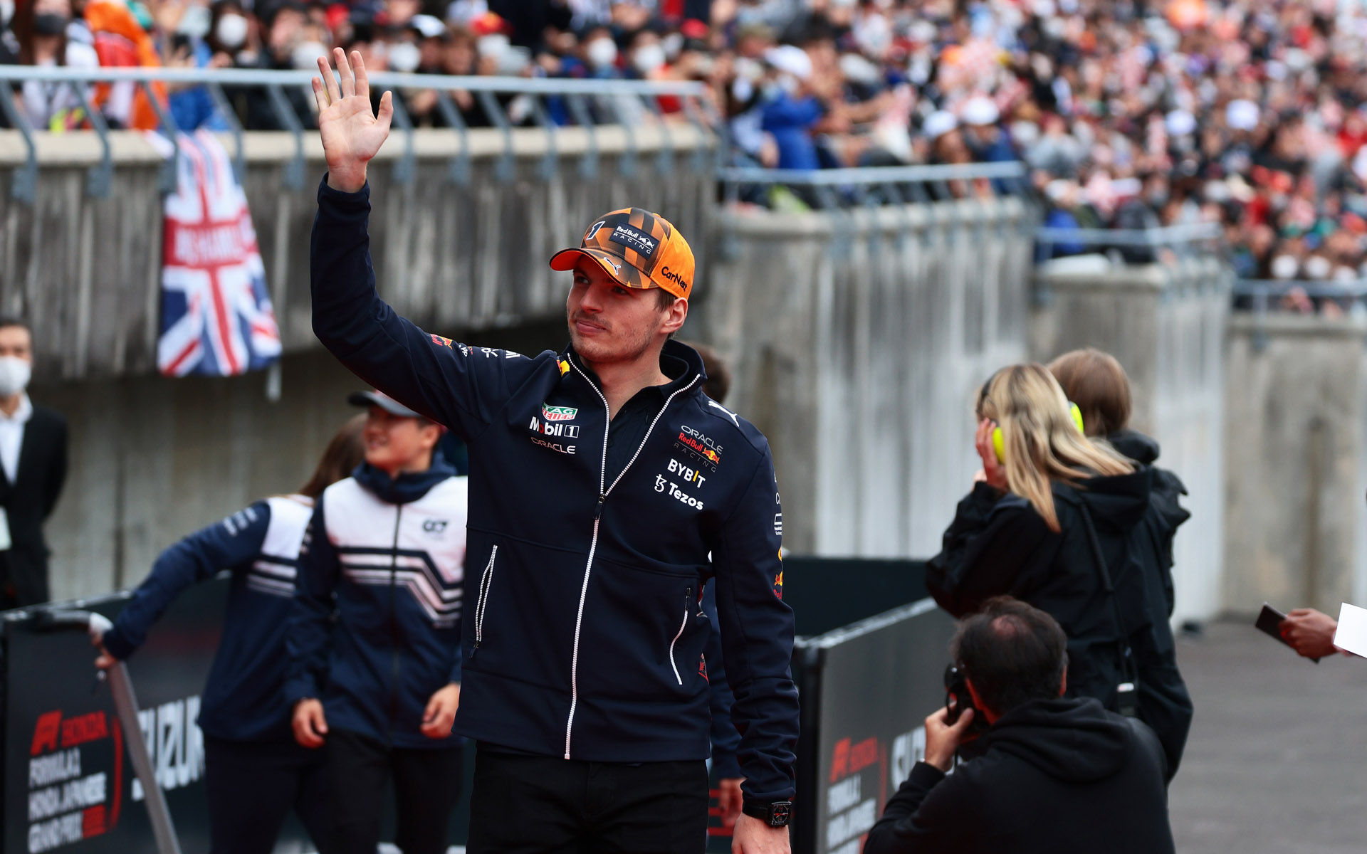 フォトギャラリーに載せなかった写真から3枚をピックアップ。グランドスタンド前の地下通路・階段からドライバーは登場した