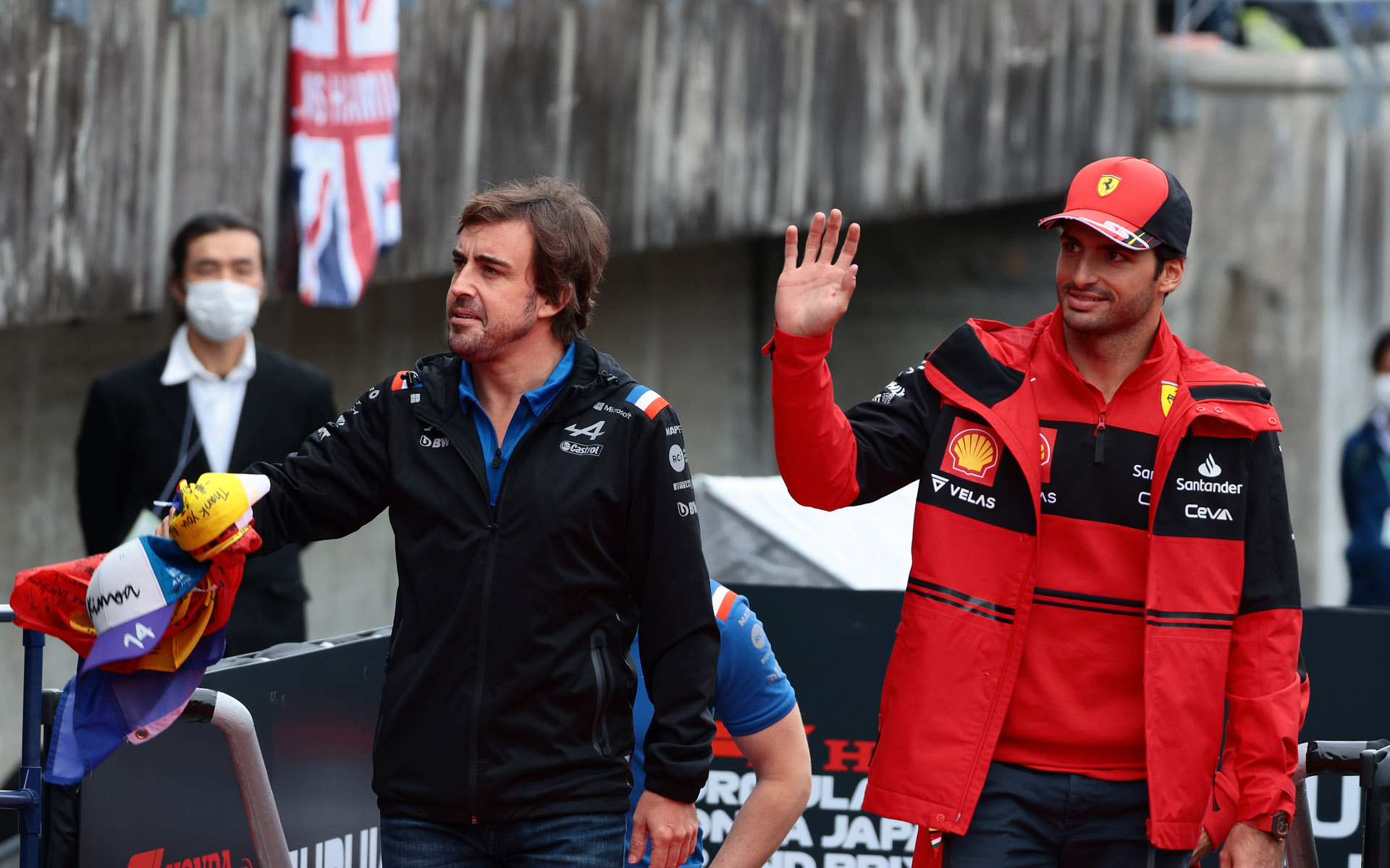 アロンソとサインツが一緒に……どっちを撮る？どっちも